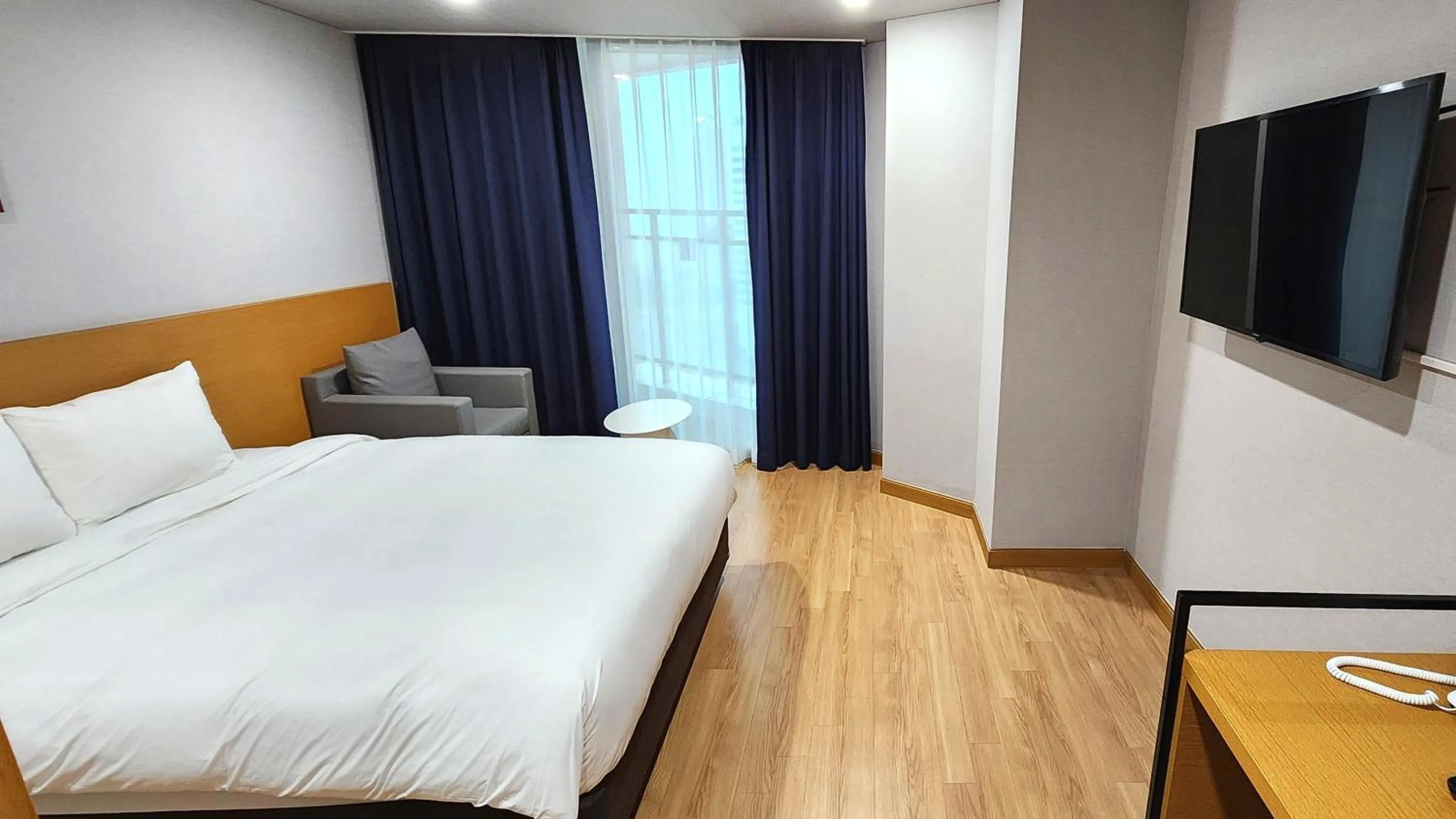 Photo of the whole room, Bed in Kwangsu Hotel Haeundae