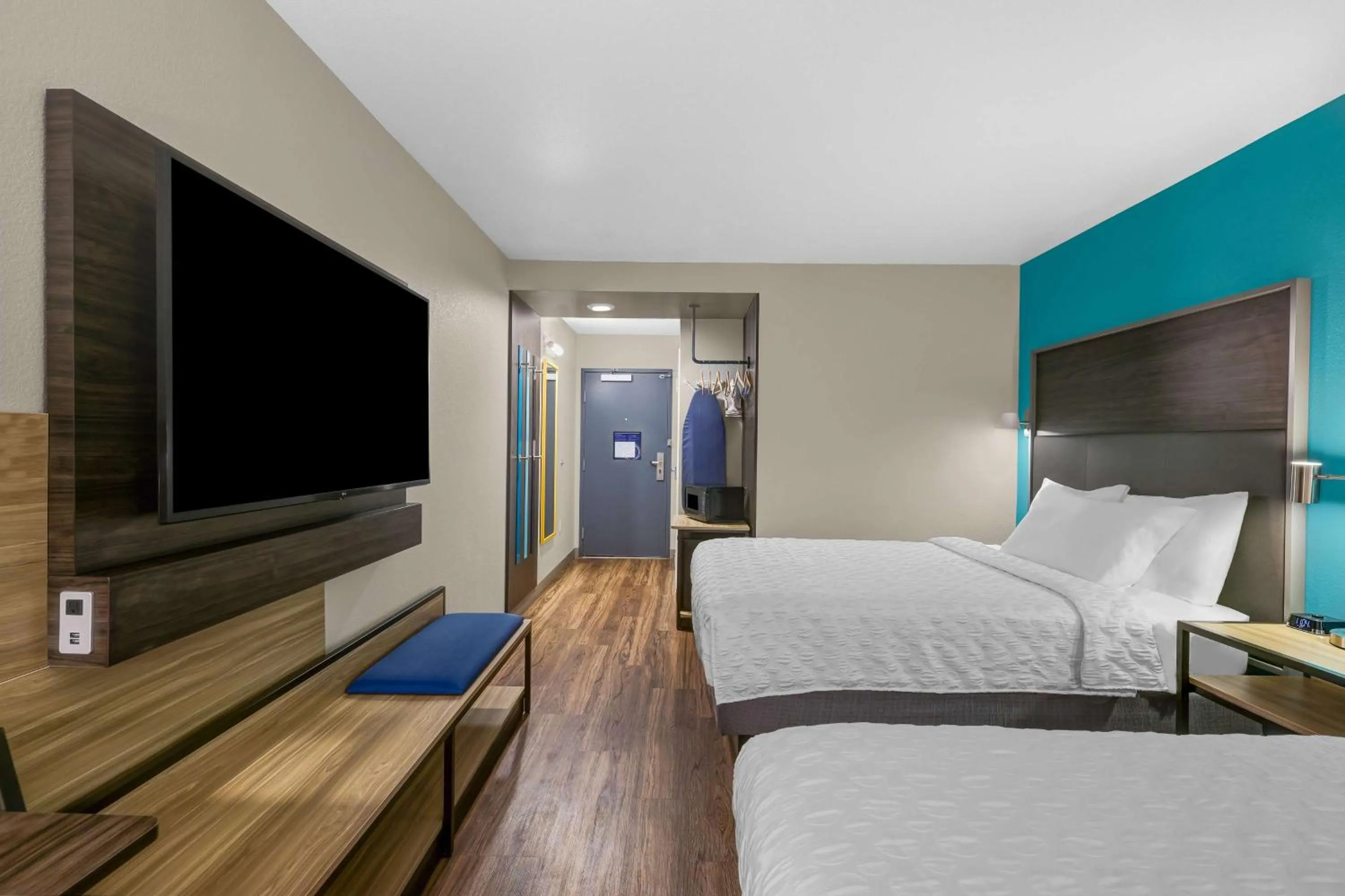 Bedroom, Bed in Tru By Hilton Lathrop