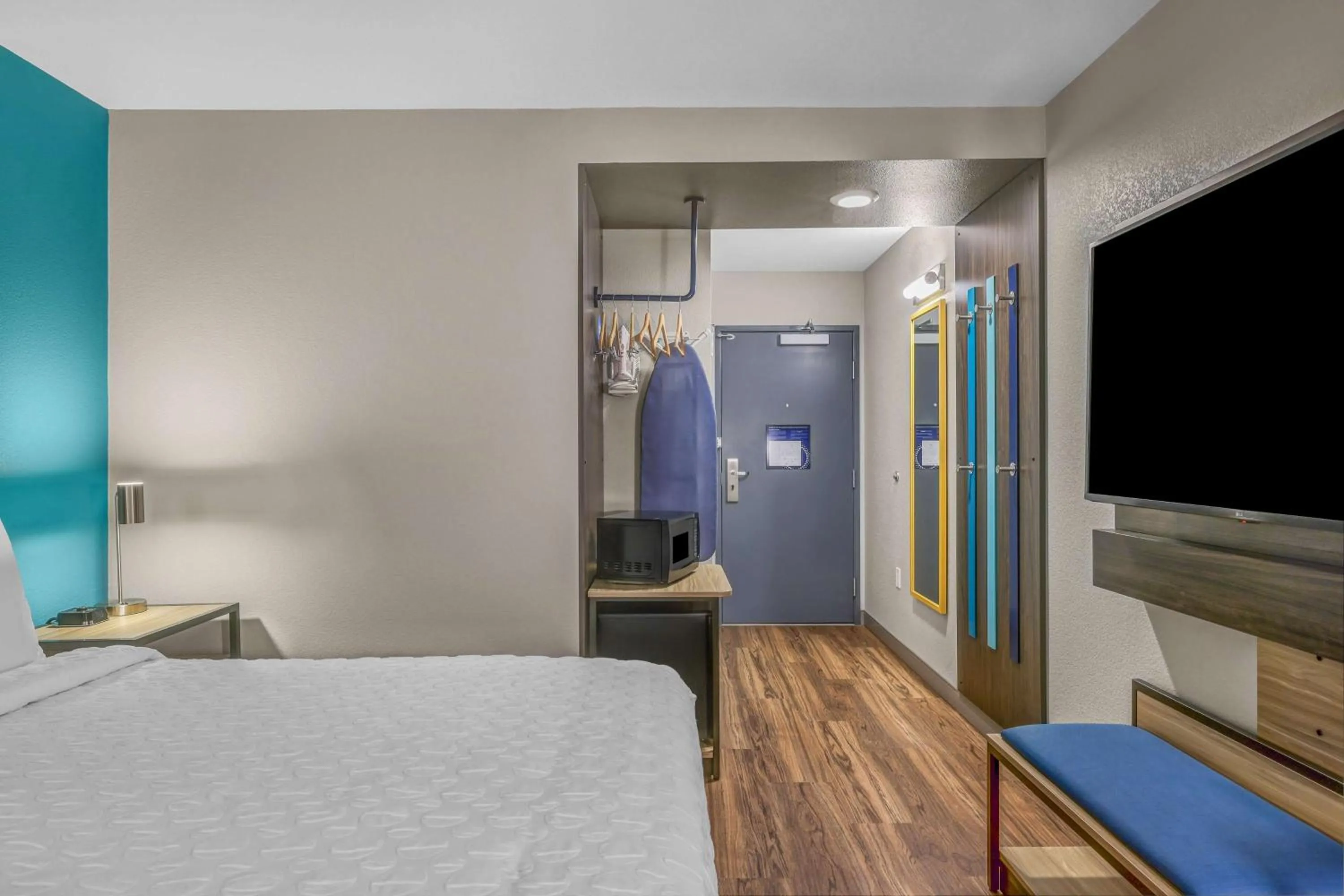 Bedroom, Bed in Tru By Hilton Lathrop