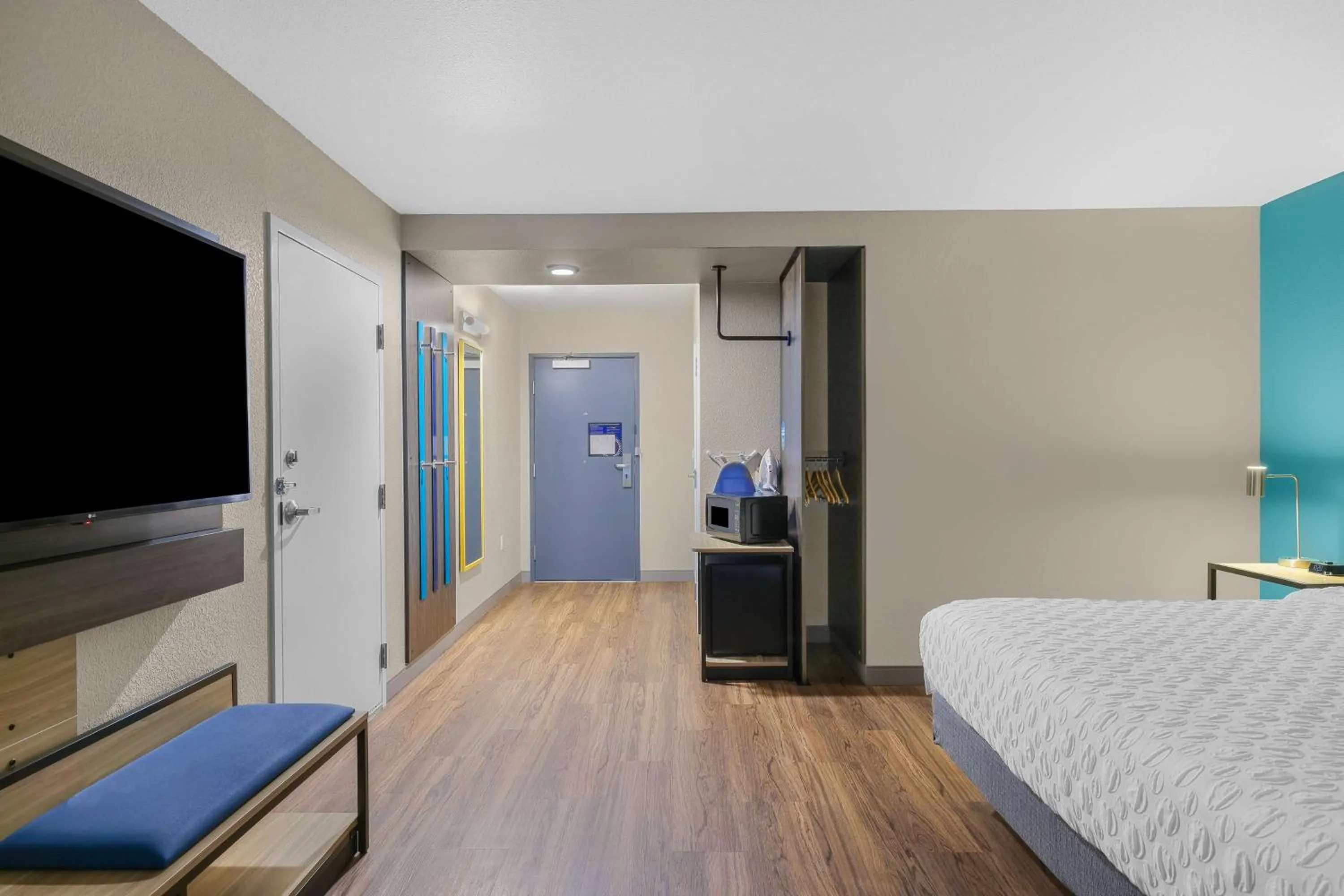 Bedroom, Bed in Tru By Hilton Lathrop