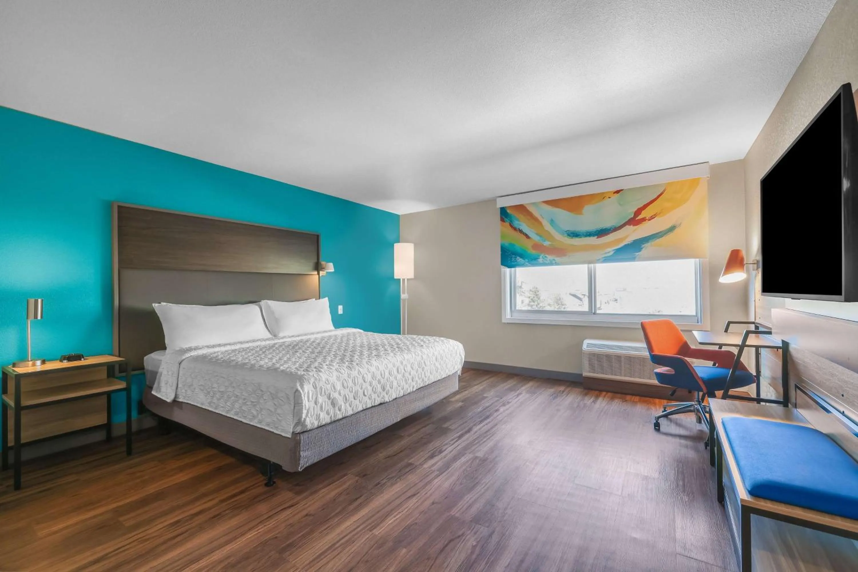 Bedroom, Bed in Tru By Hilton Lathrop