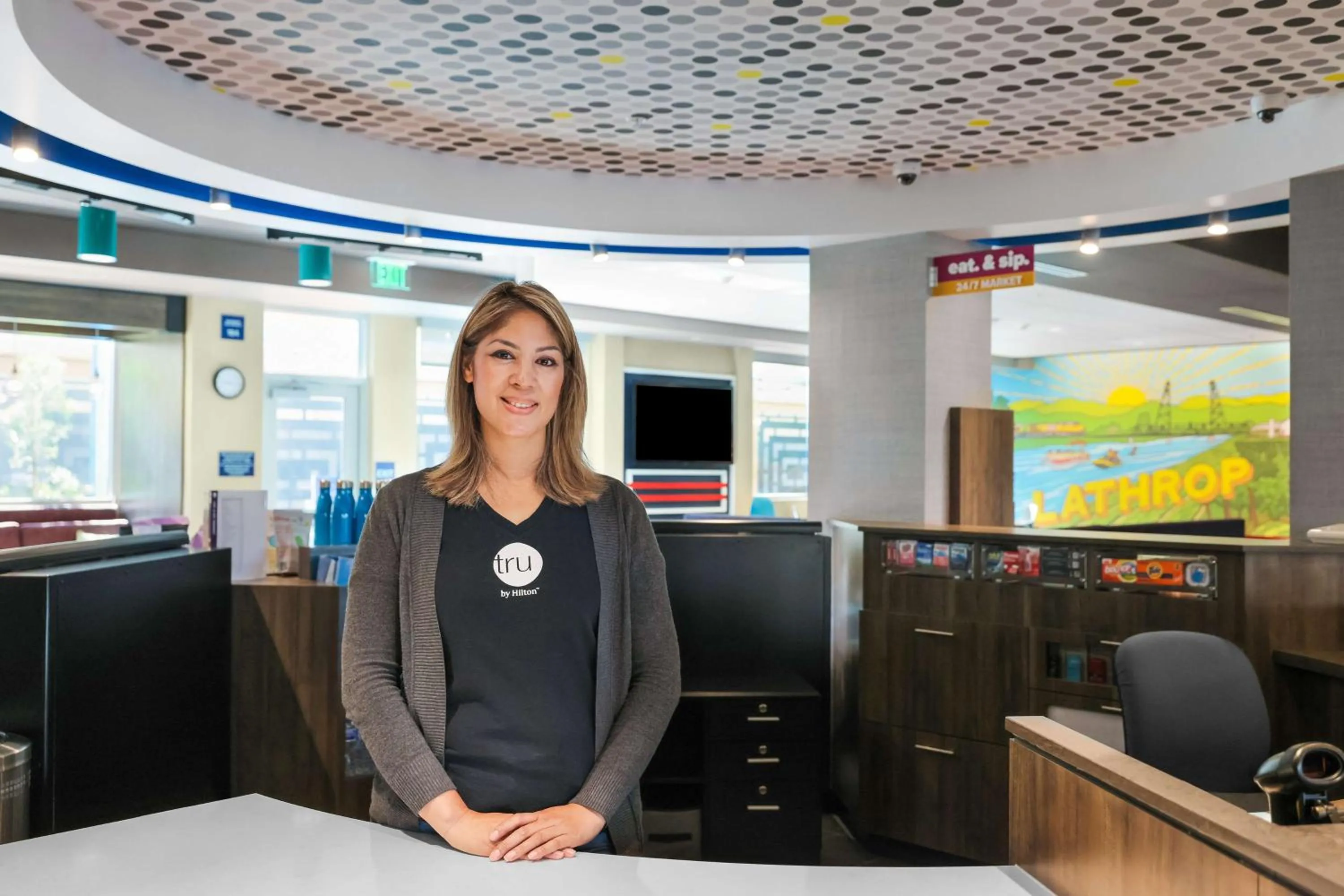 Lobby or reception in Tru By Hilton Lathrop