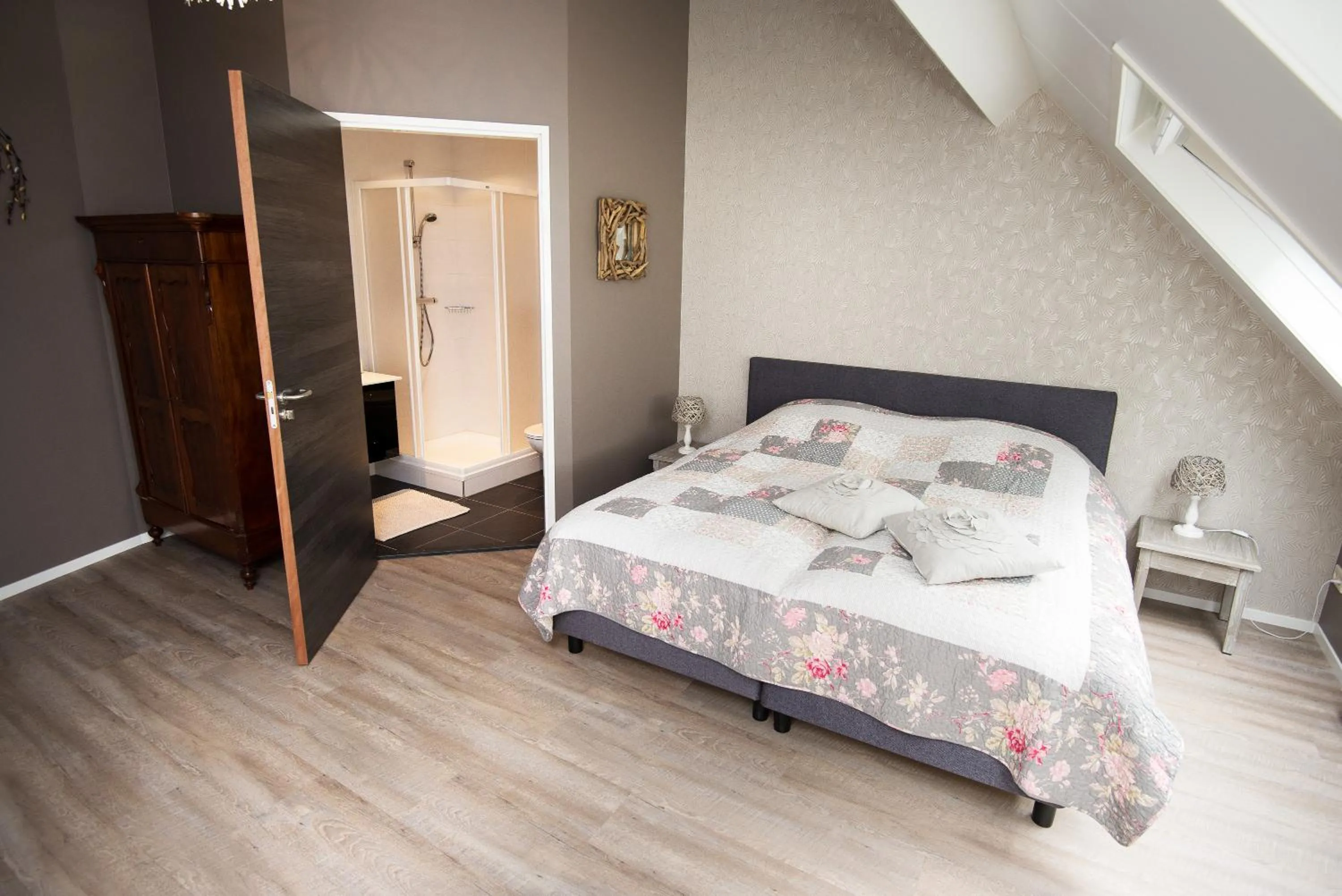 Photo of the whole room, Bed in B&B Groot Pepersgoed