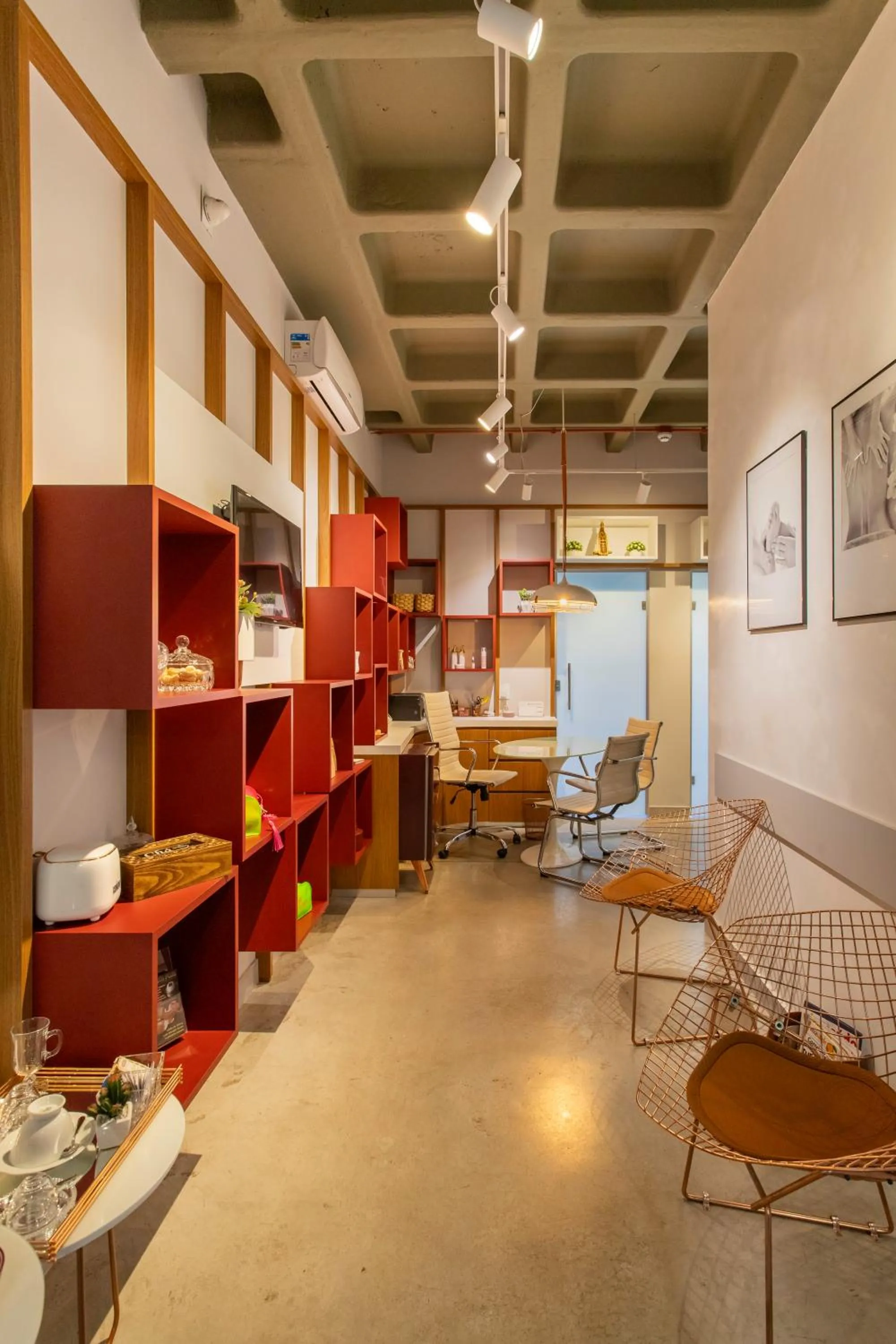 Communal lounge/ TV room in Suntory Hotel