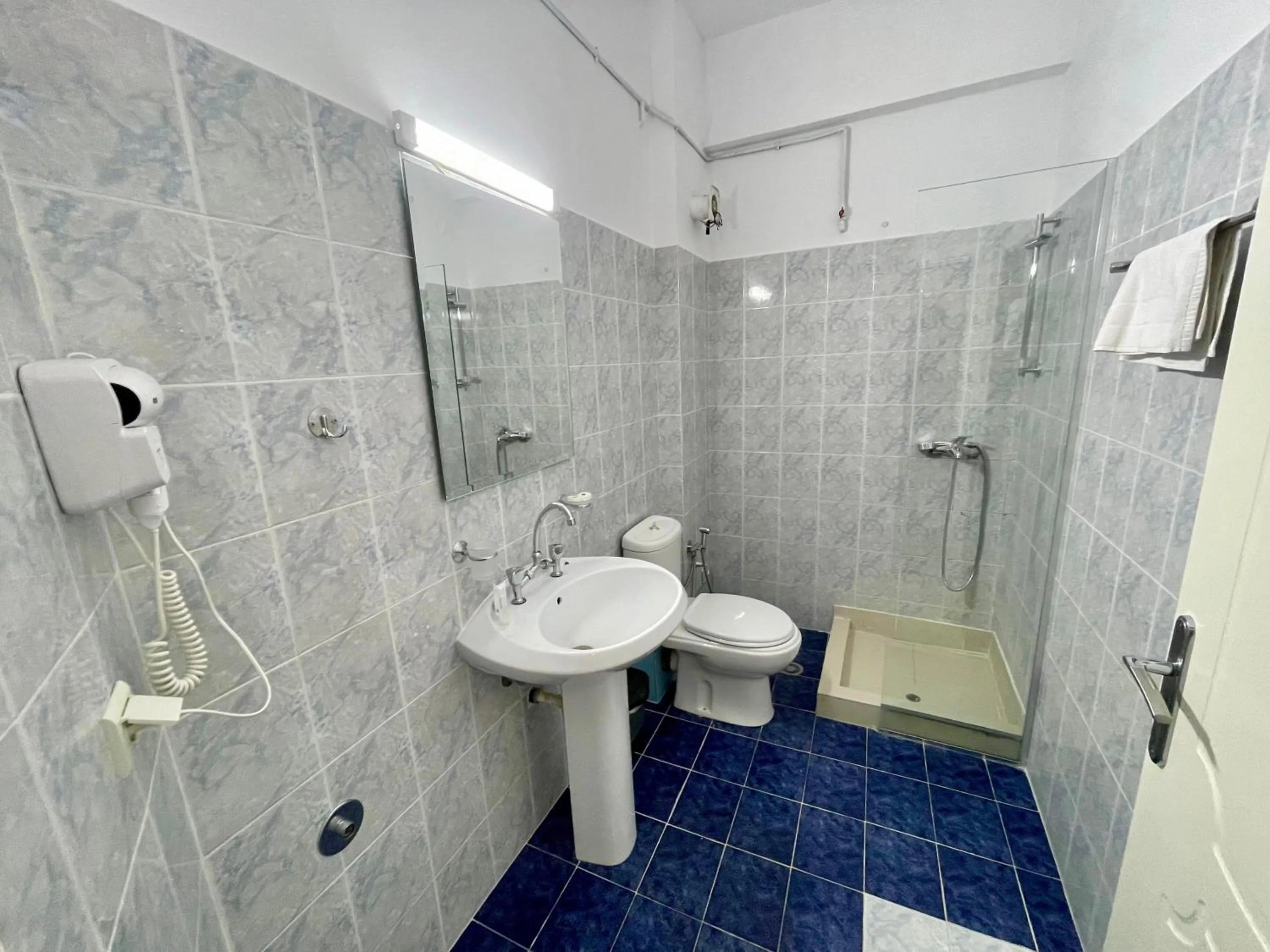 Shower in Hotel Oxhaku