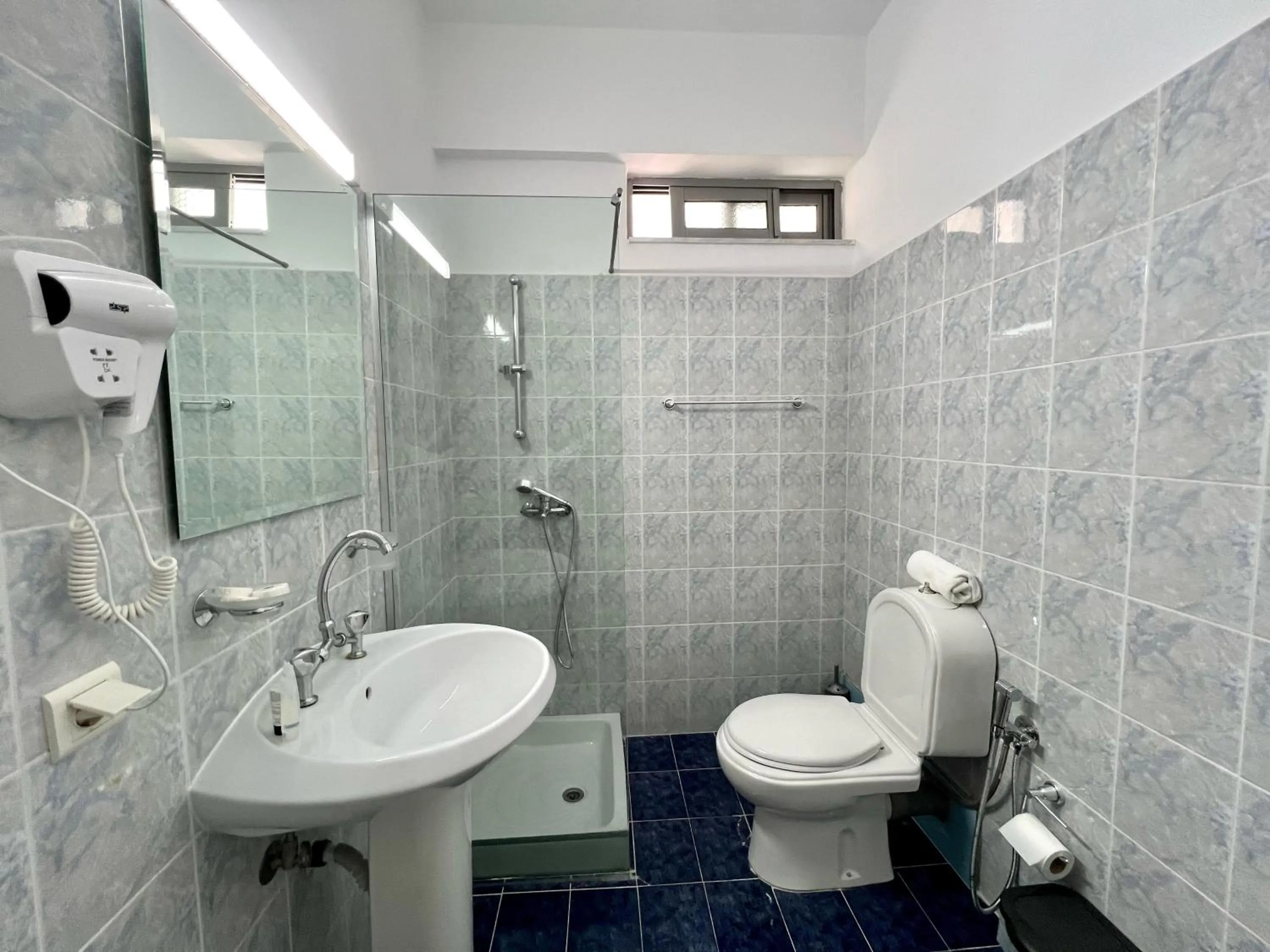 Shower in Hotel Oxhaku