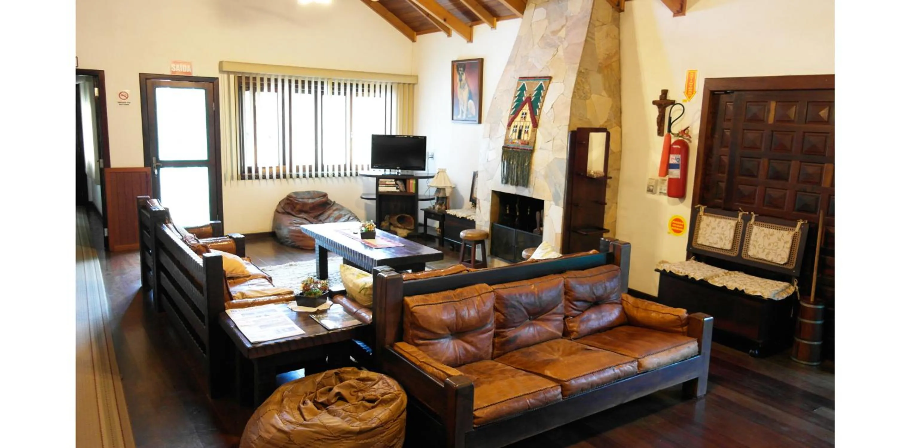 Communal lounge/ TV room in Hotel Pousada das Araucarias