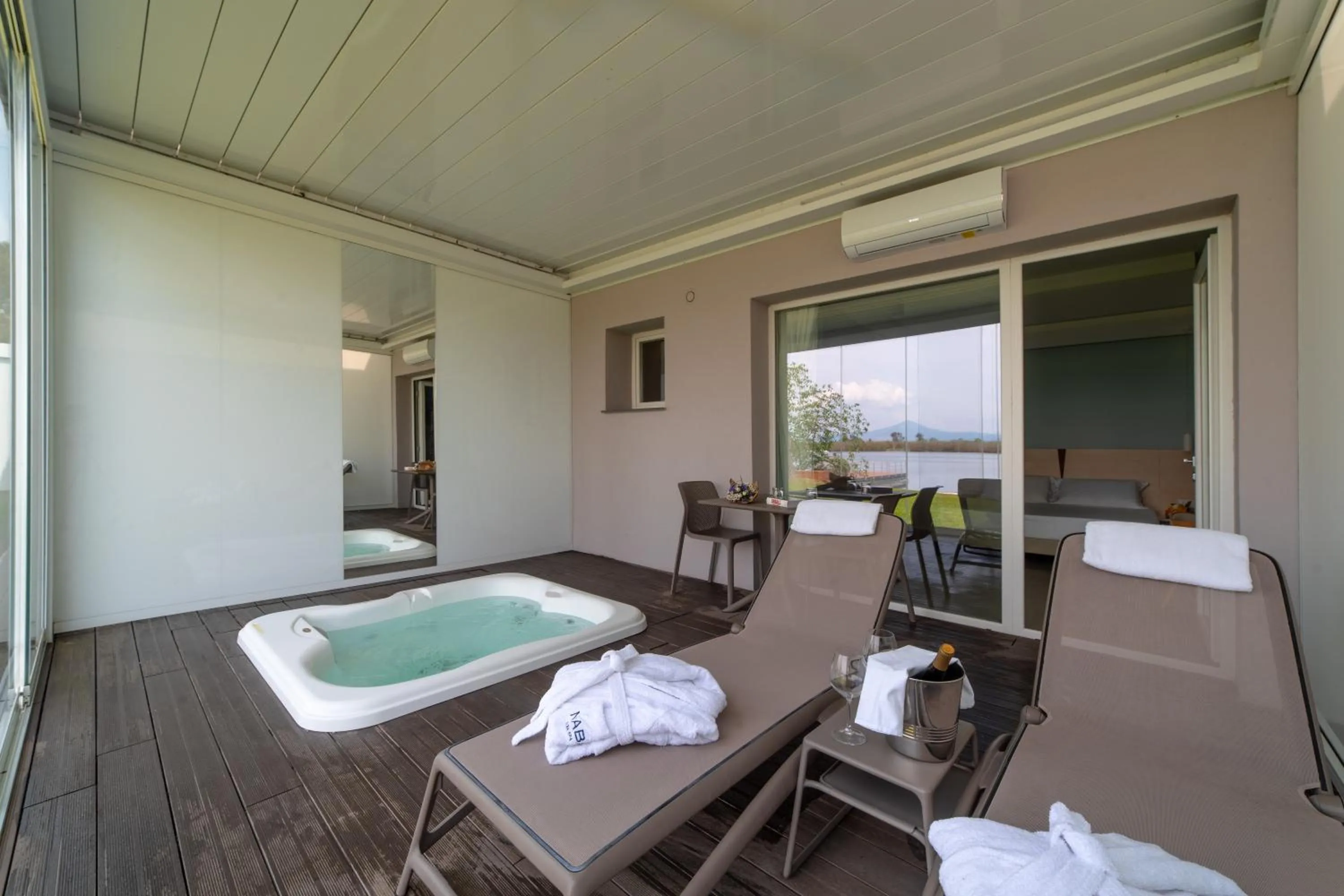 Hot Tub in Nabi Resort Glamping & SPA