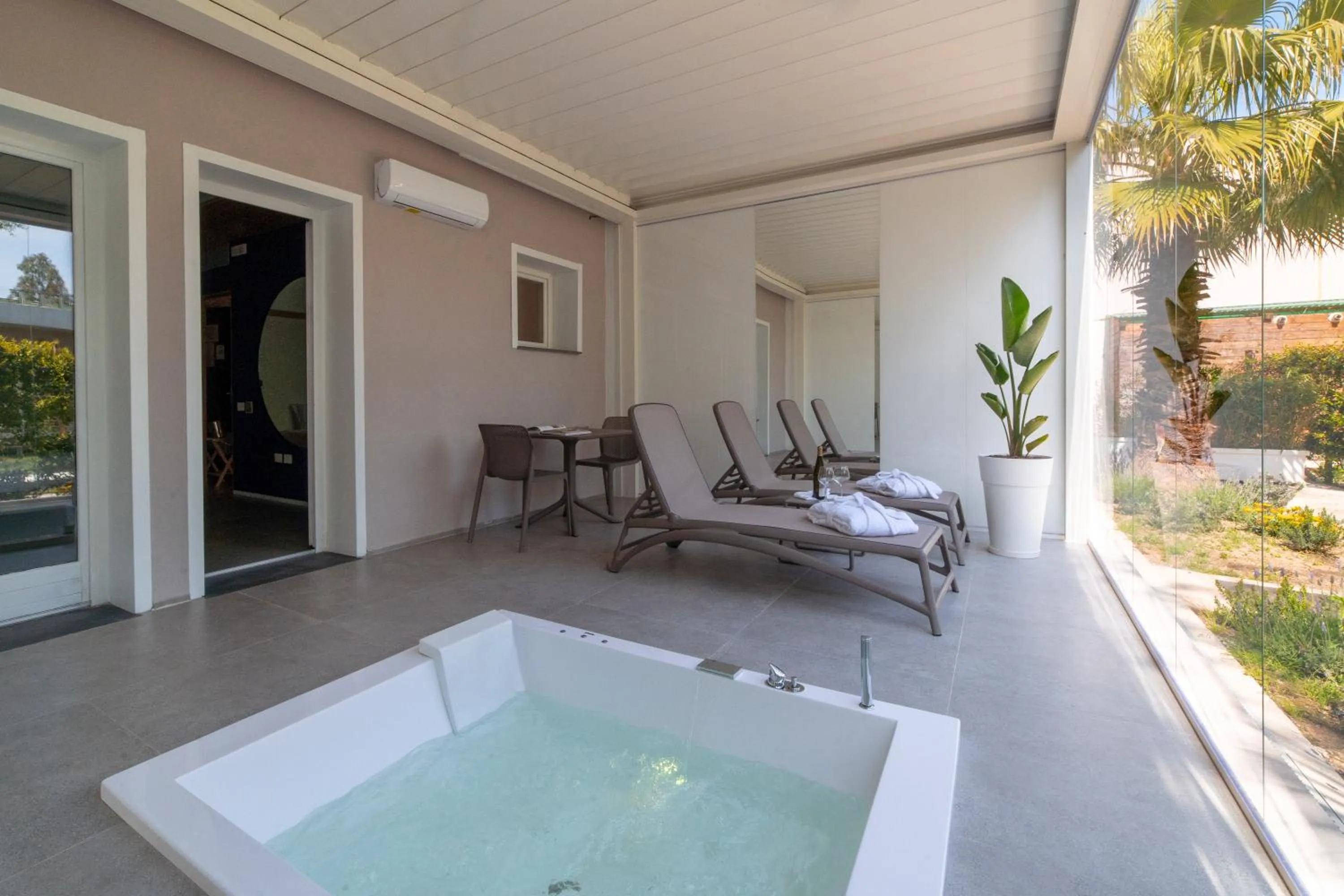 Hot Tub in Nabi Resort Glamping & SPA