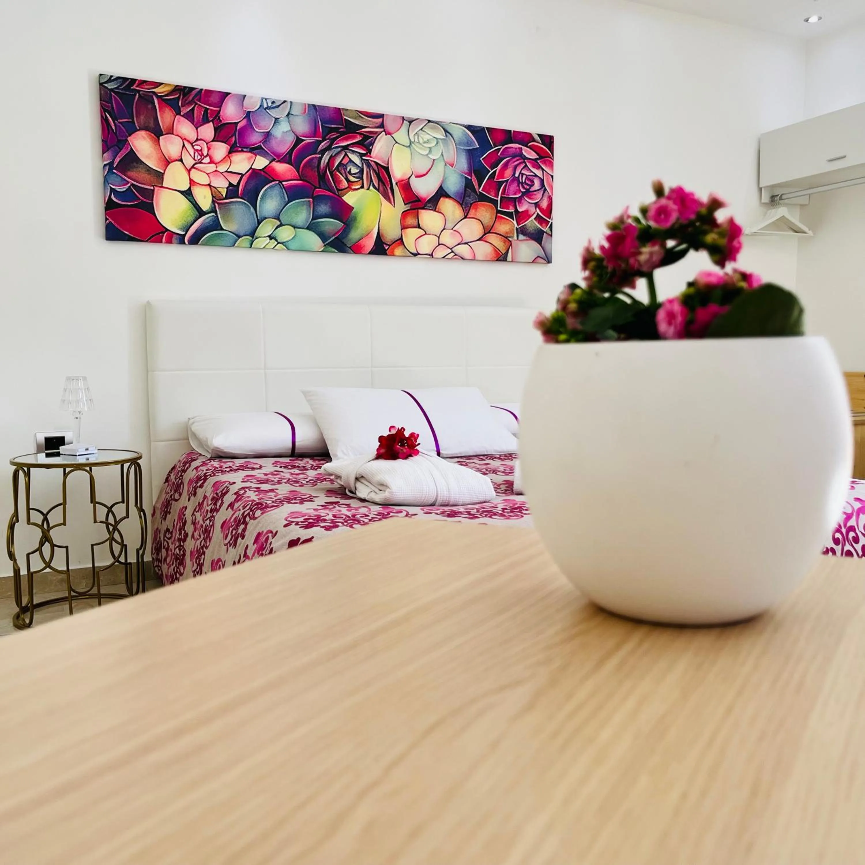 Decorative detail, Bed in La Meridiana - centro storico di Pizzo