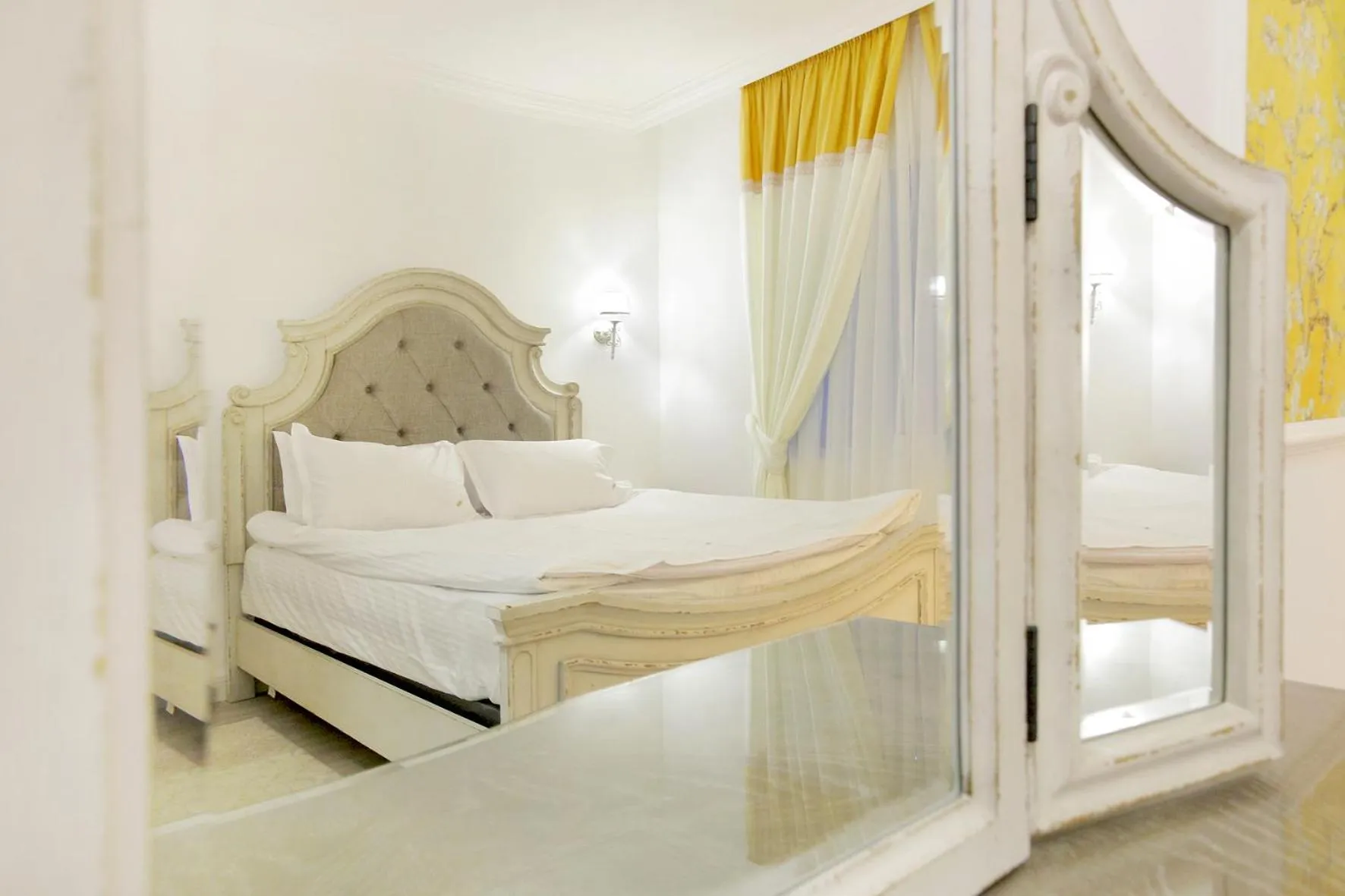 Photo of the whole room, Bed in Excelsior Boutique Hotel Sinaia