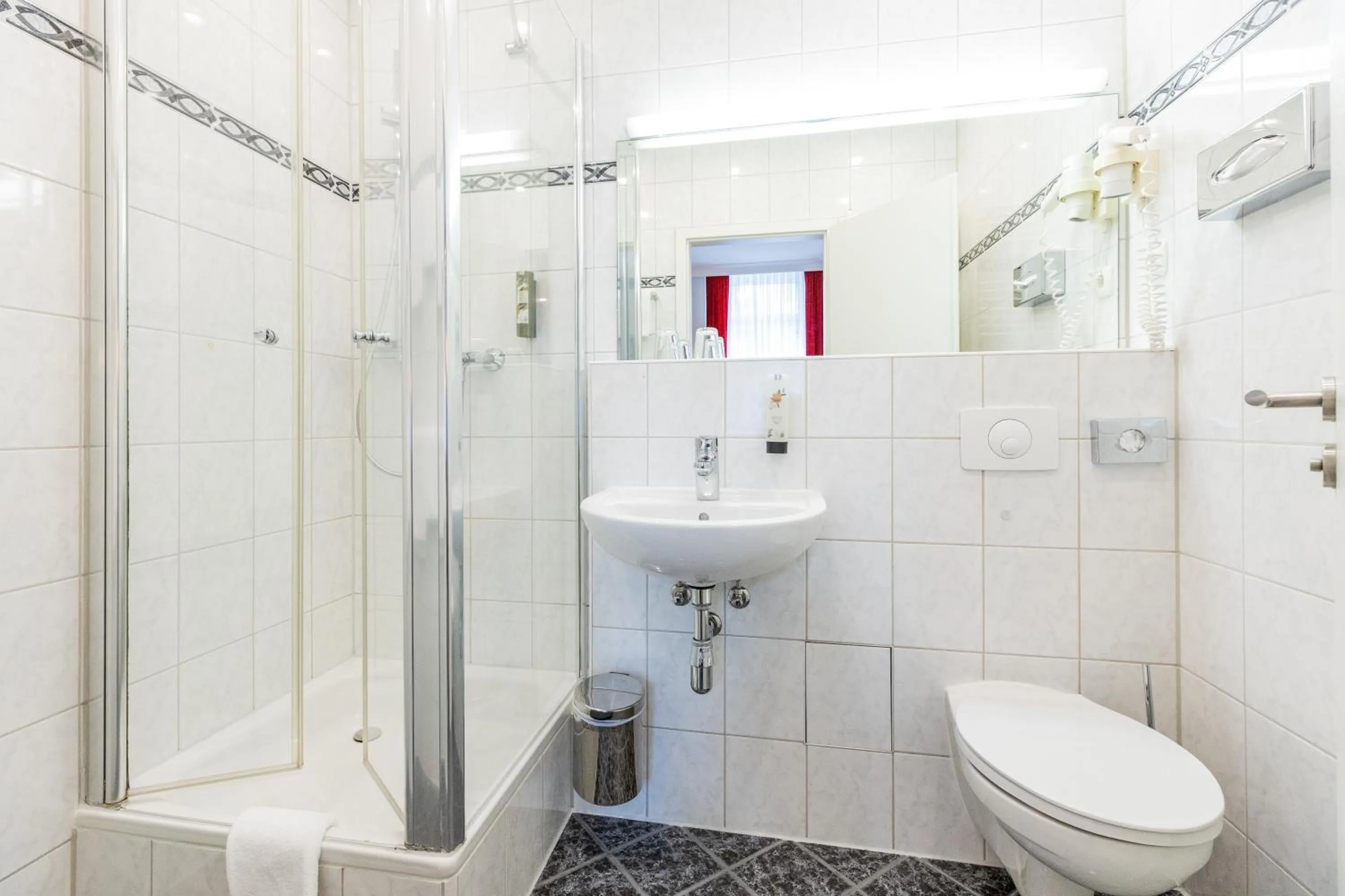 Shower in Hotel West an der Bockenheimer Warte