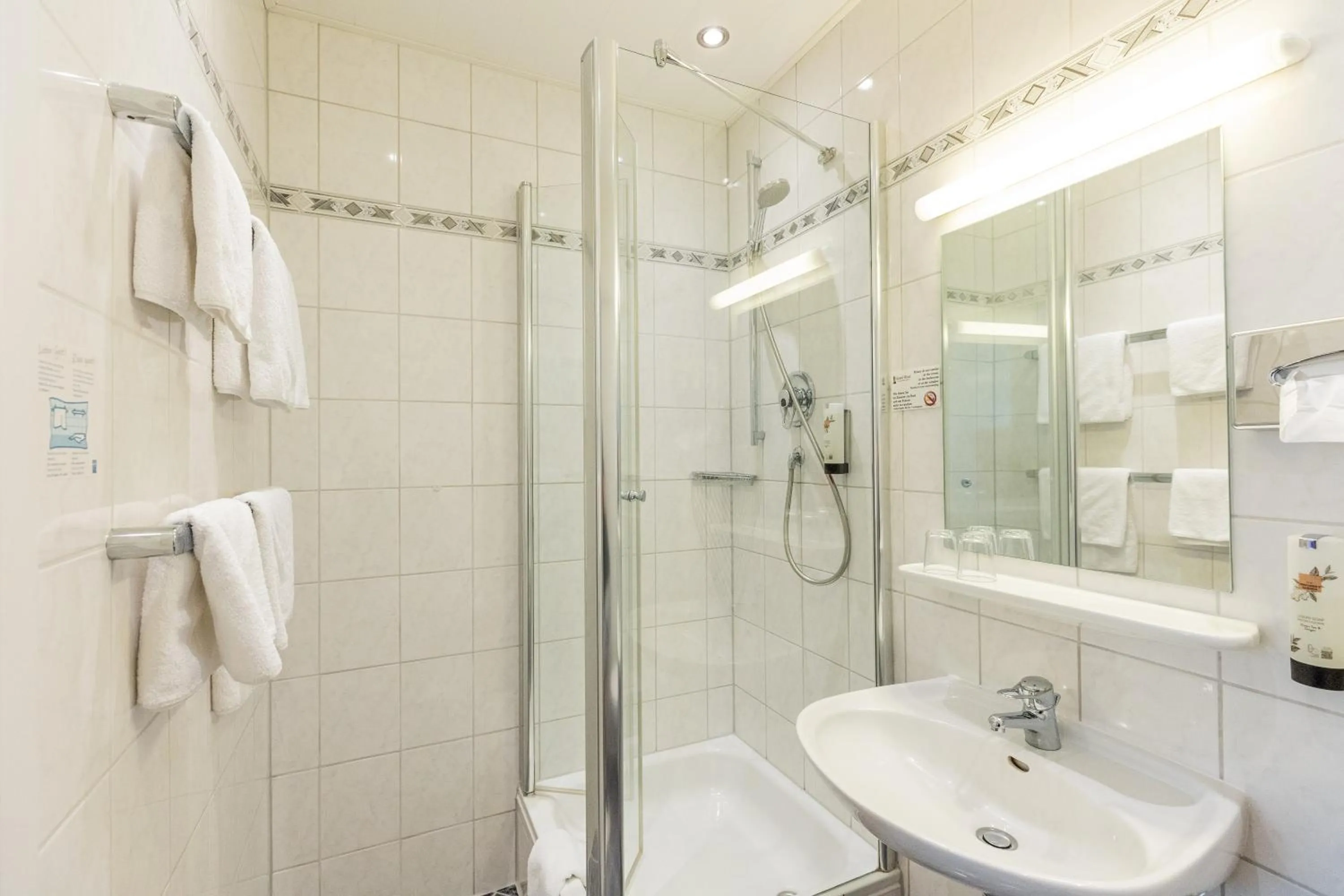 Shower in Hotel West an der Bockenheimer Warte