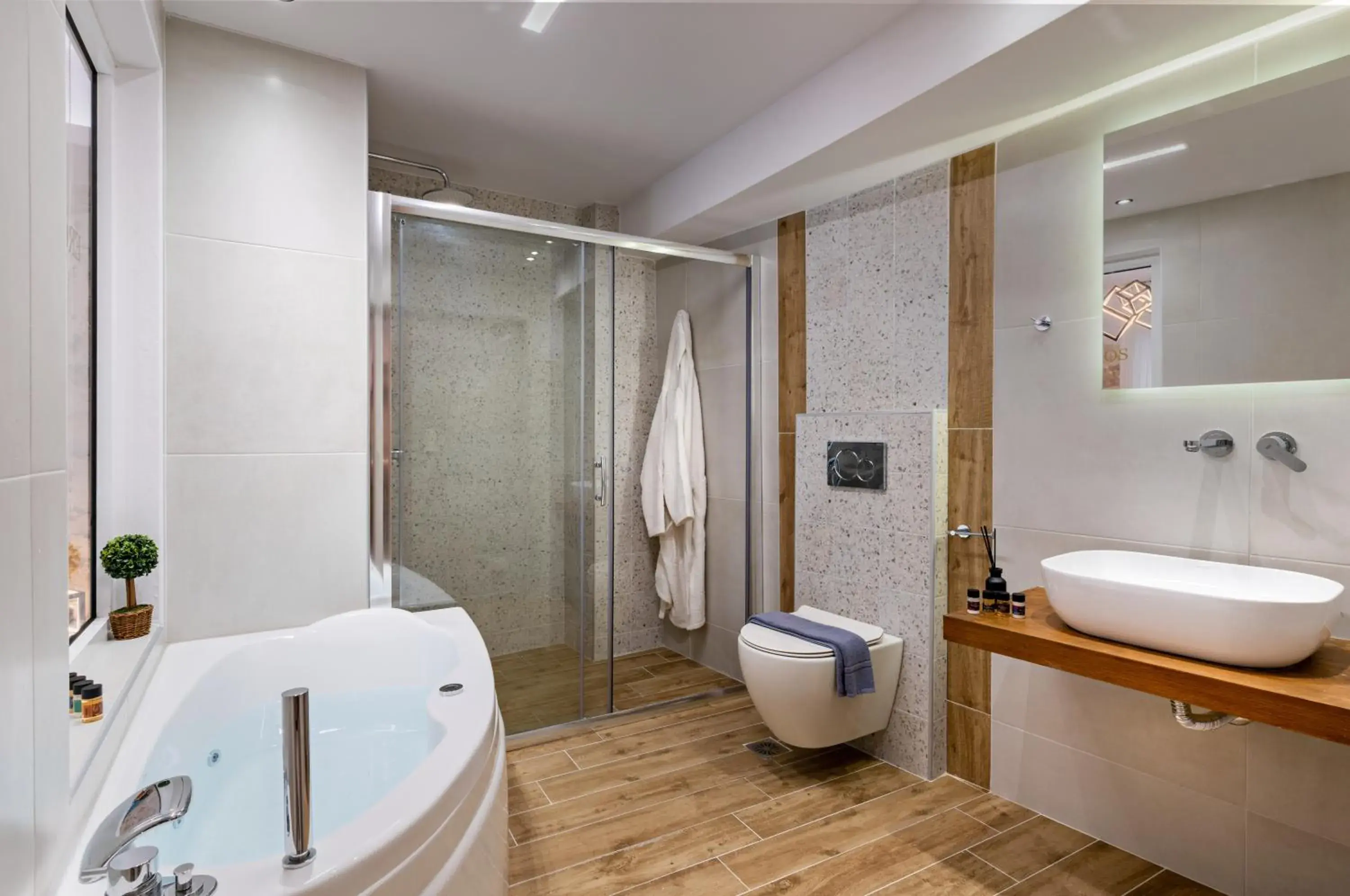 Toilet in Erotokritos City Luxury Suites Toilet in Erotokritos City Luxury Suites