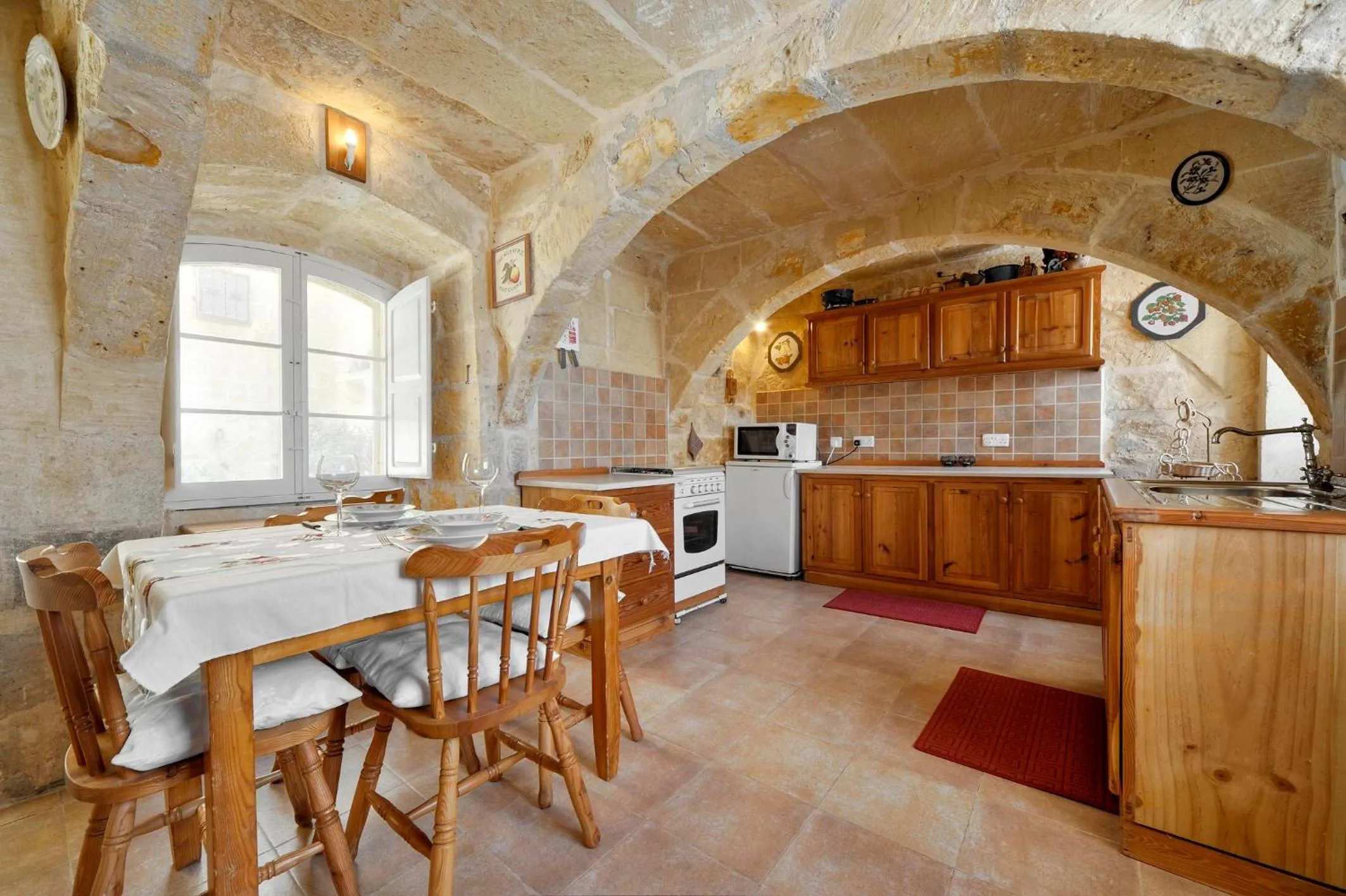 Kitchen or kitchenette in Tal-Barun Farmhouse