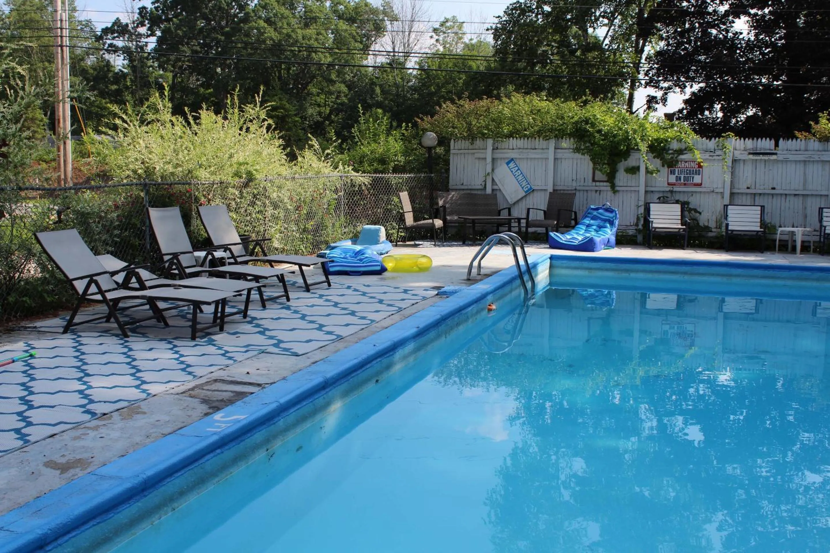 Pool view in Yankee Trail Motel
