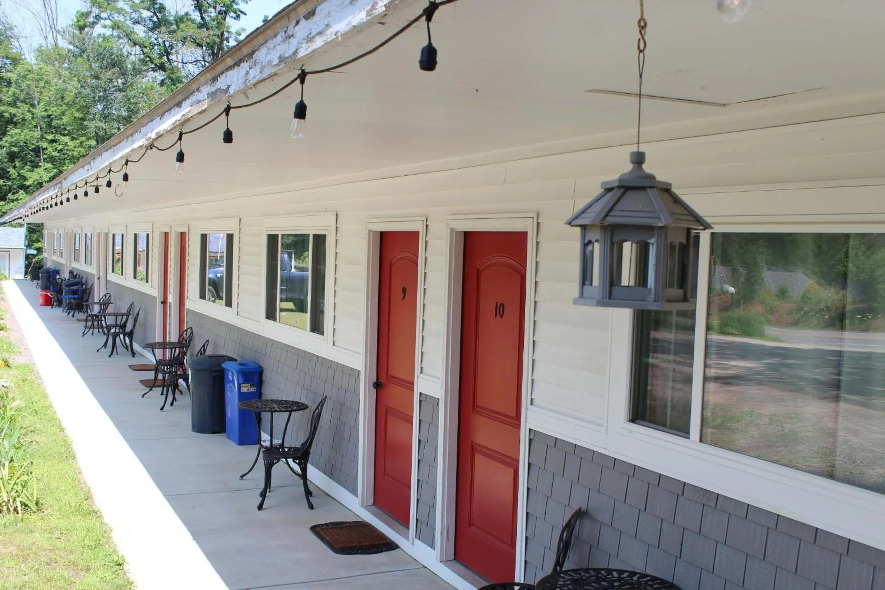 Property building in Yankee Trail Motel Property building in Yankee Trail Motel