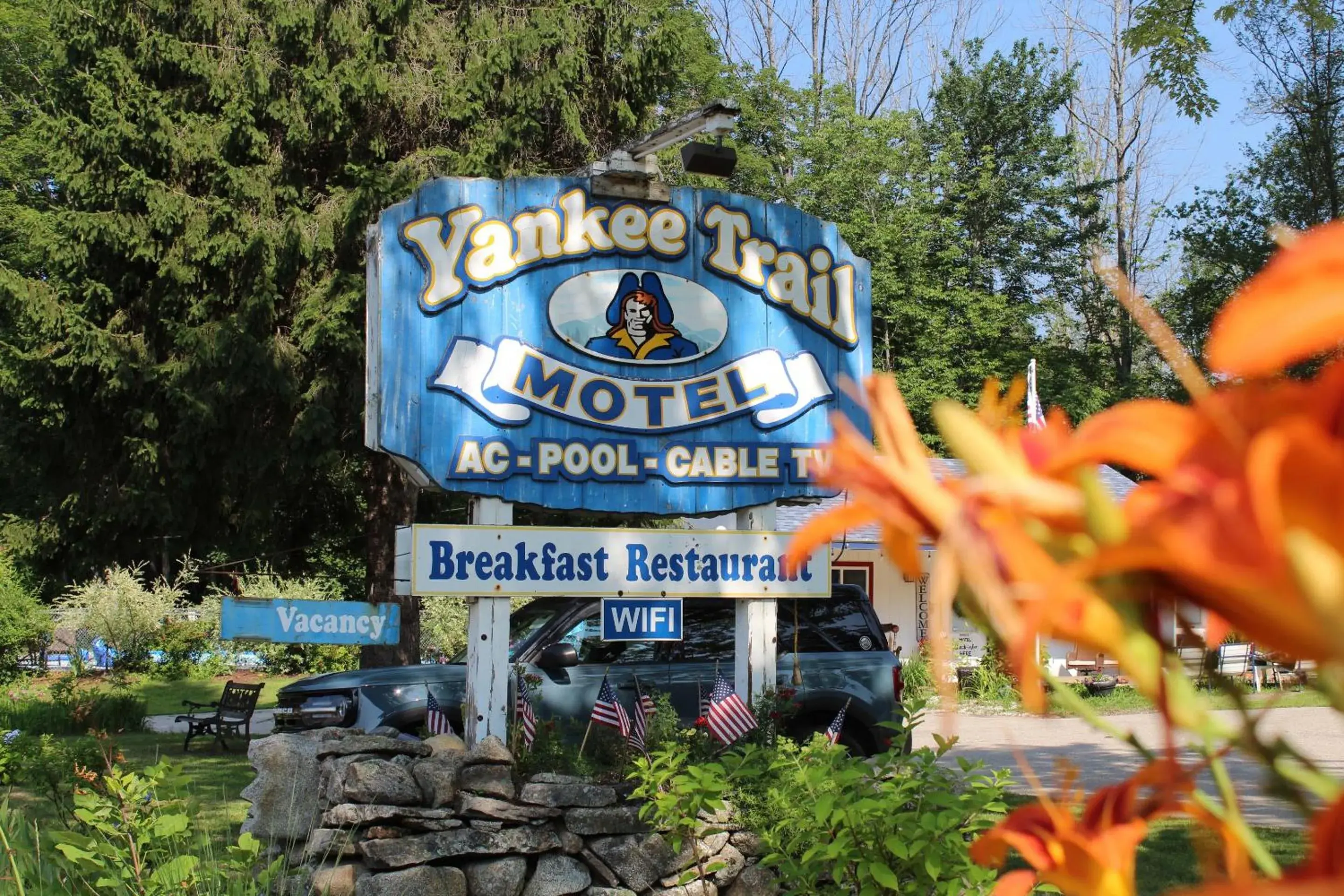 Property building in Yankee Trail Motel Property building in Yankee Trail Motel