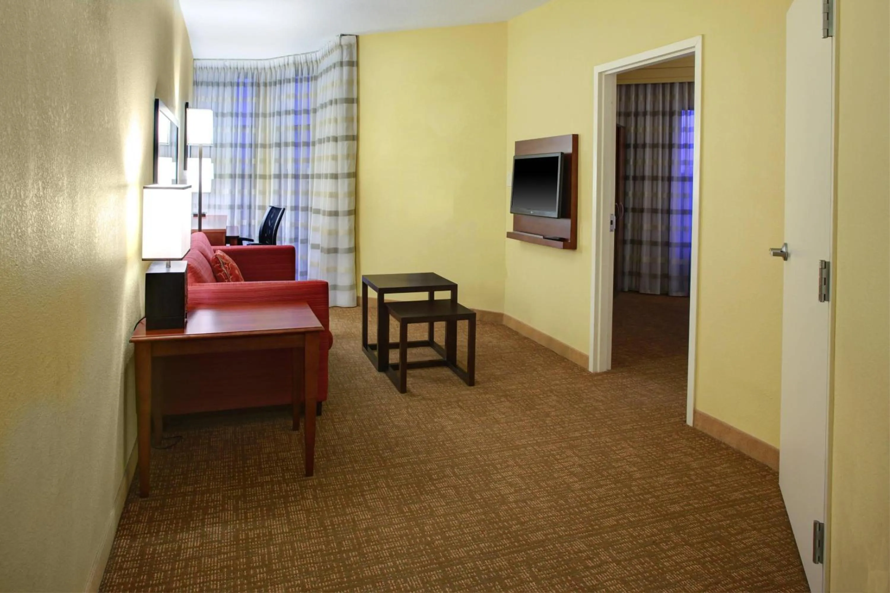 Living room, Bed in Courtyard by Marriott Atlanta Conyers