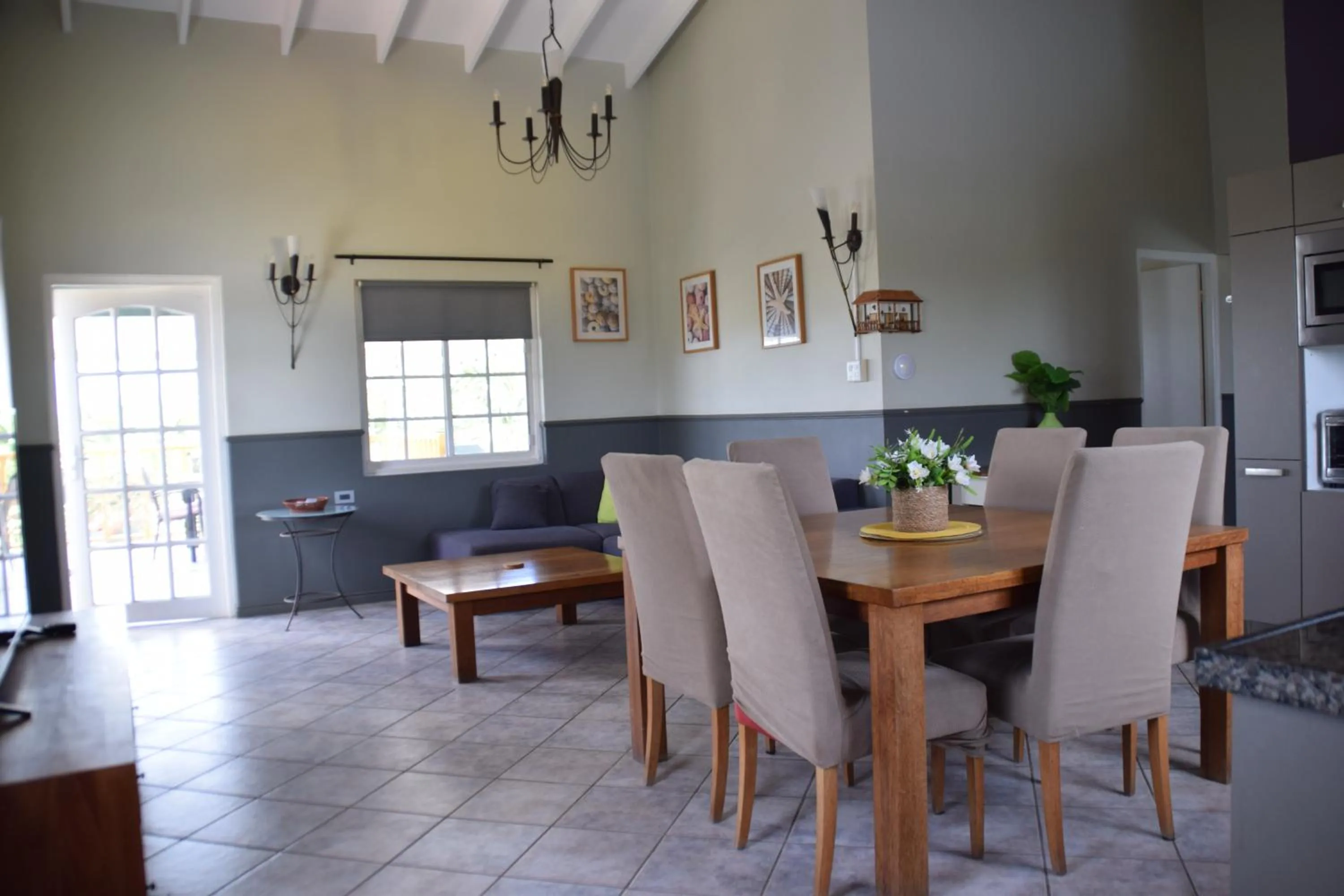 Photo of the whole room in La Felicidad Aruba