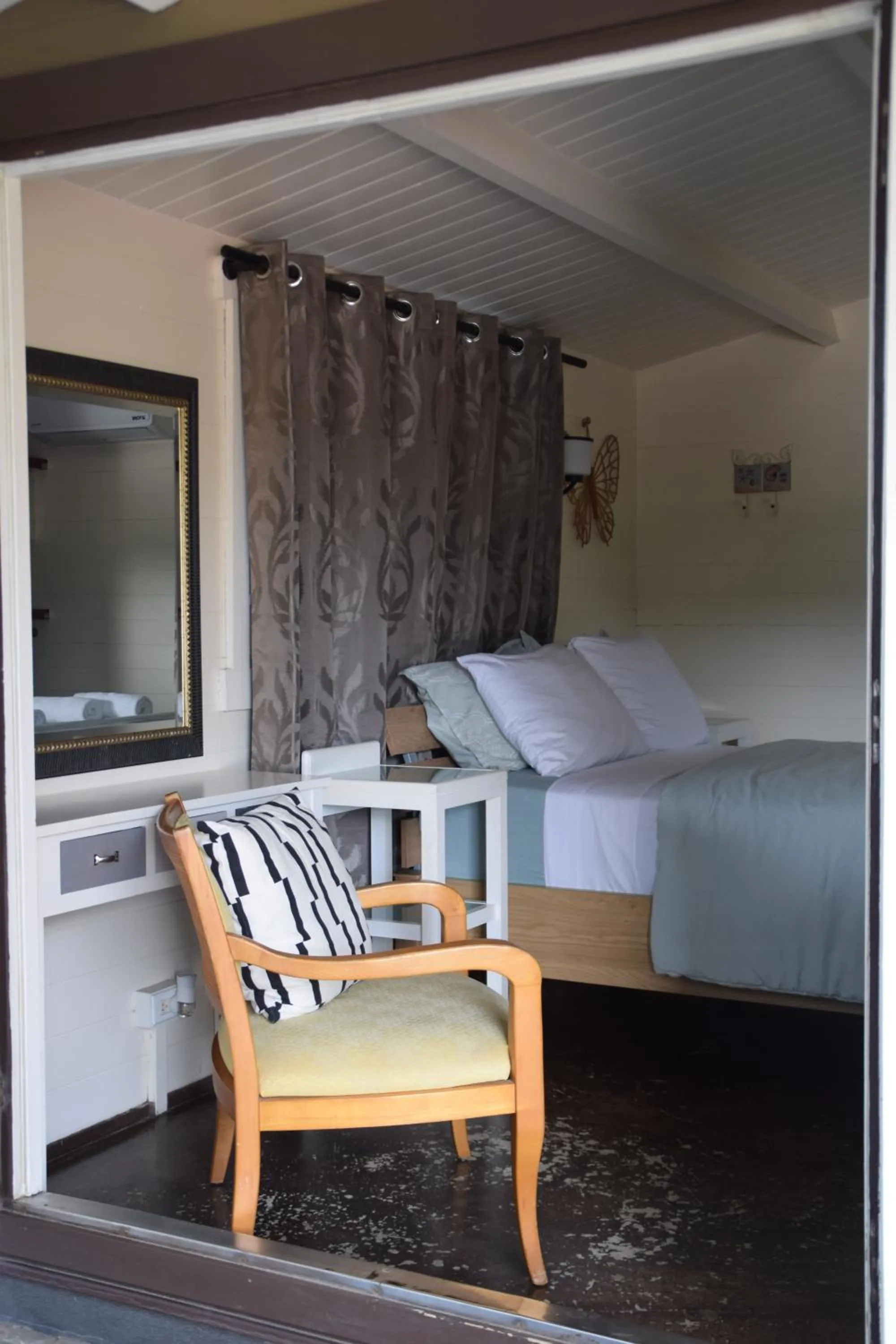 Photo of the whole room, Bed in La Felicidad Aruba