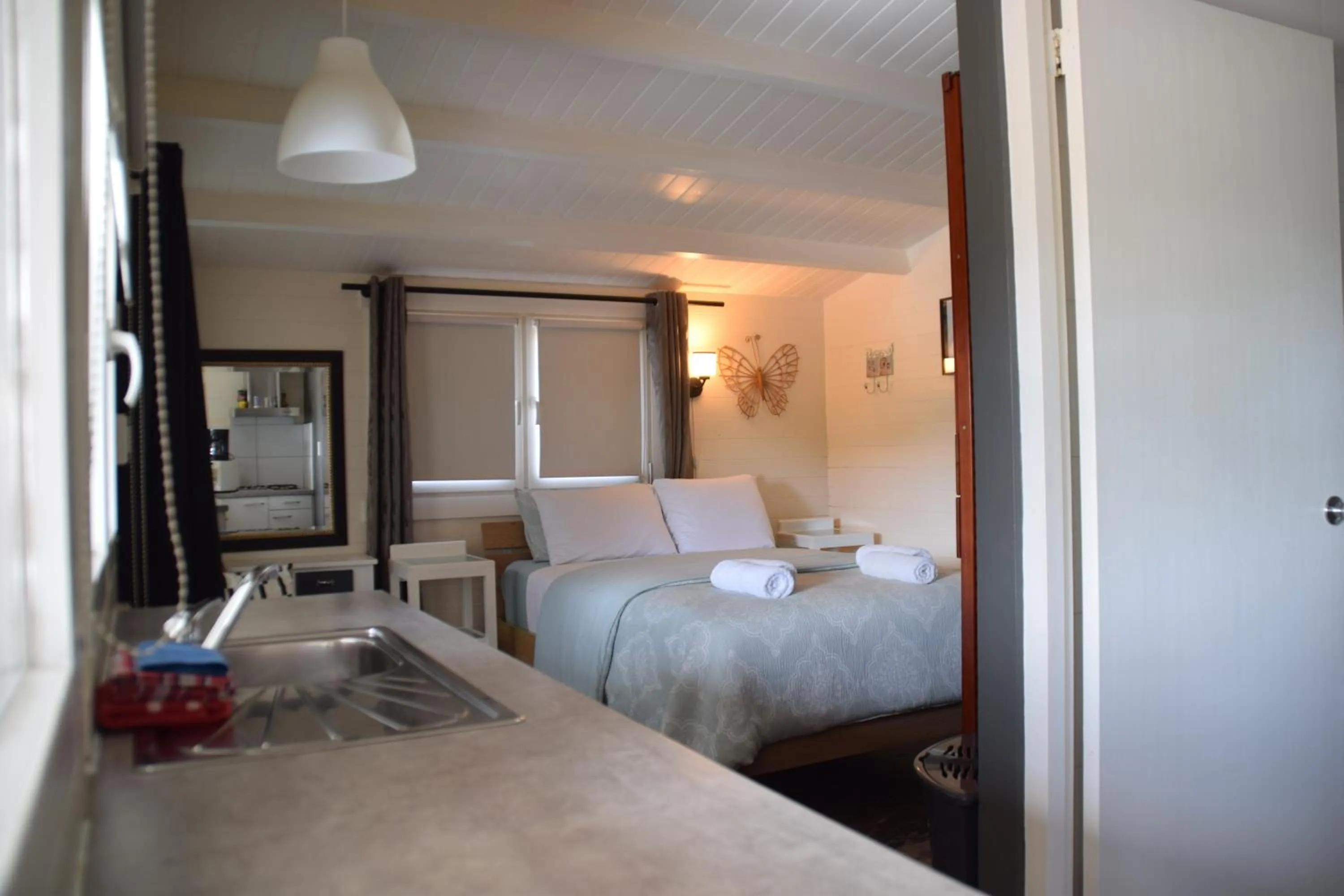 Photo of the whole room, Bed in La Felicidad Aruba