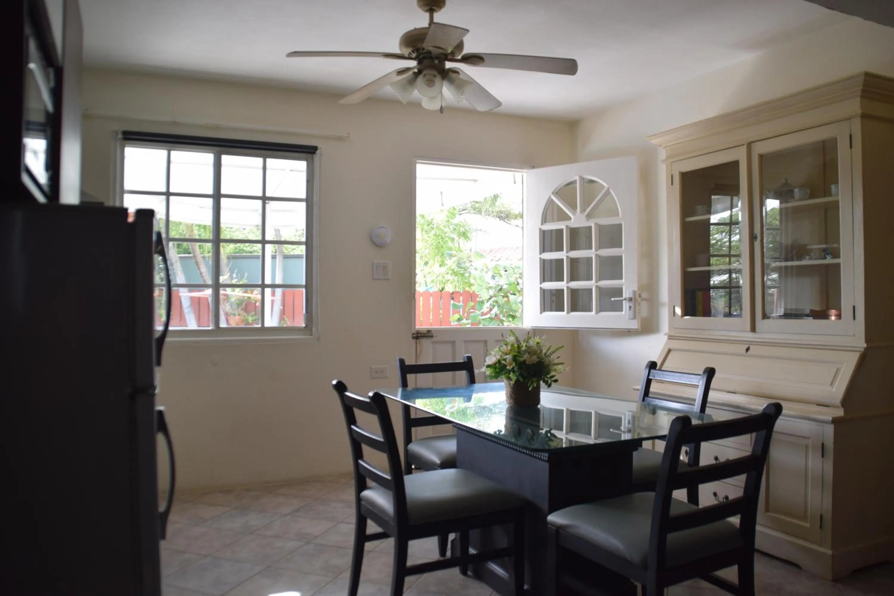 Dining area in La Felicidad Aruba