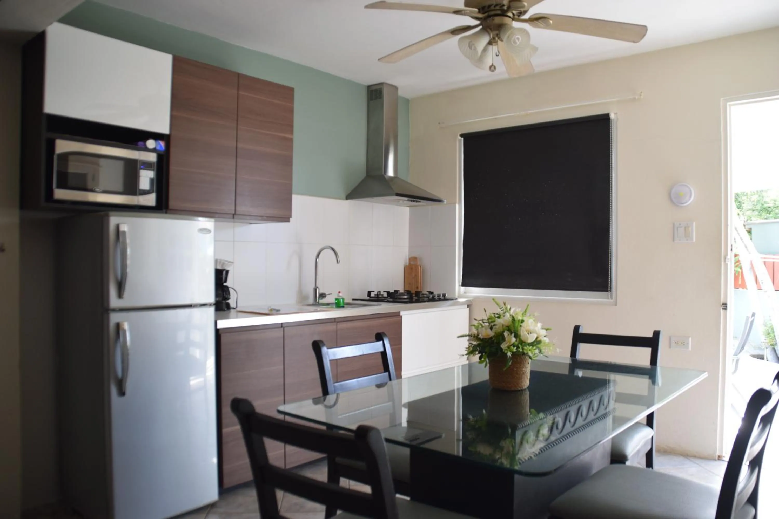 Kitchen or kitchenette in La Felicidad Aruba