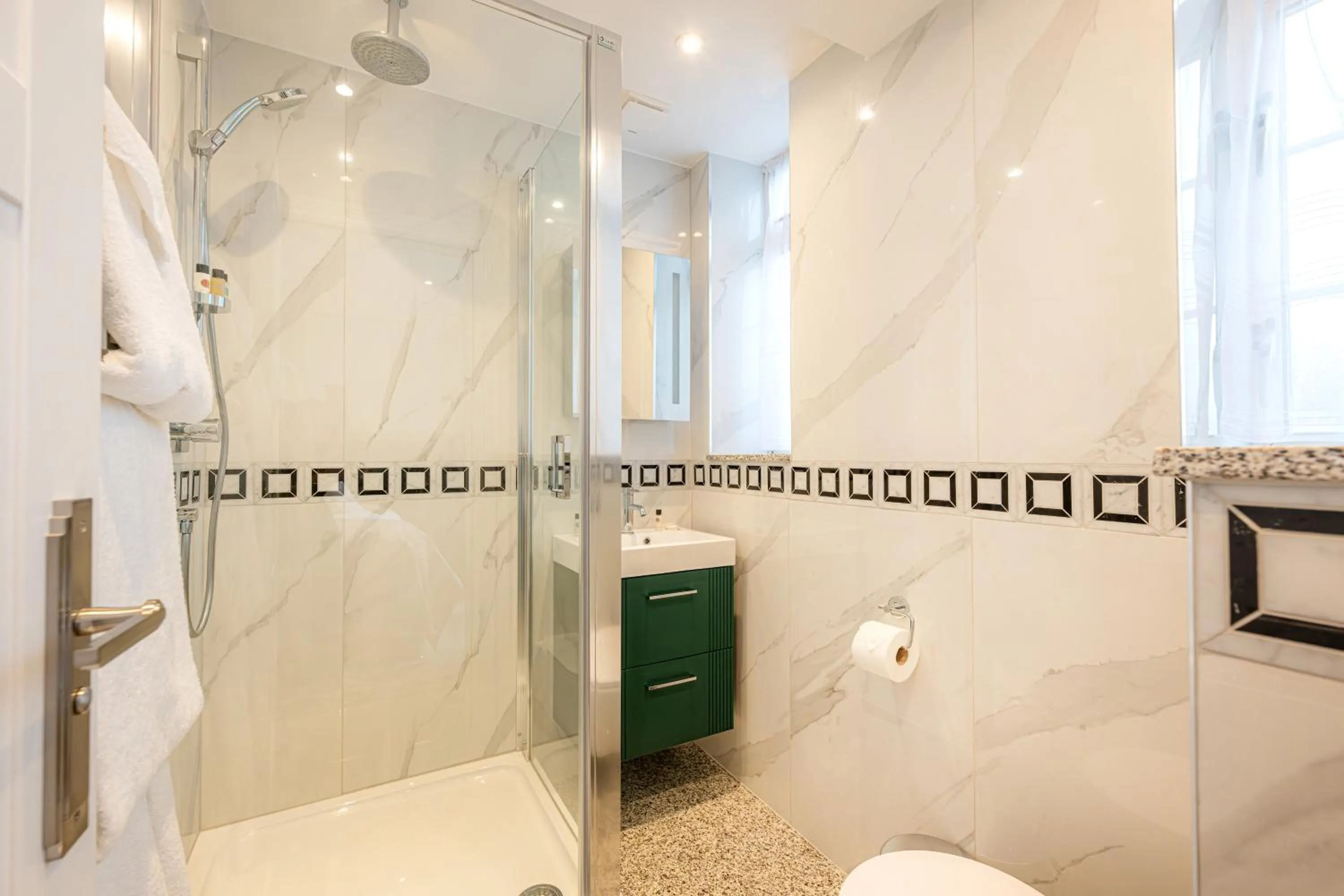 Shower in Fountain House Apartments - London