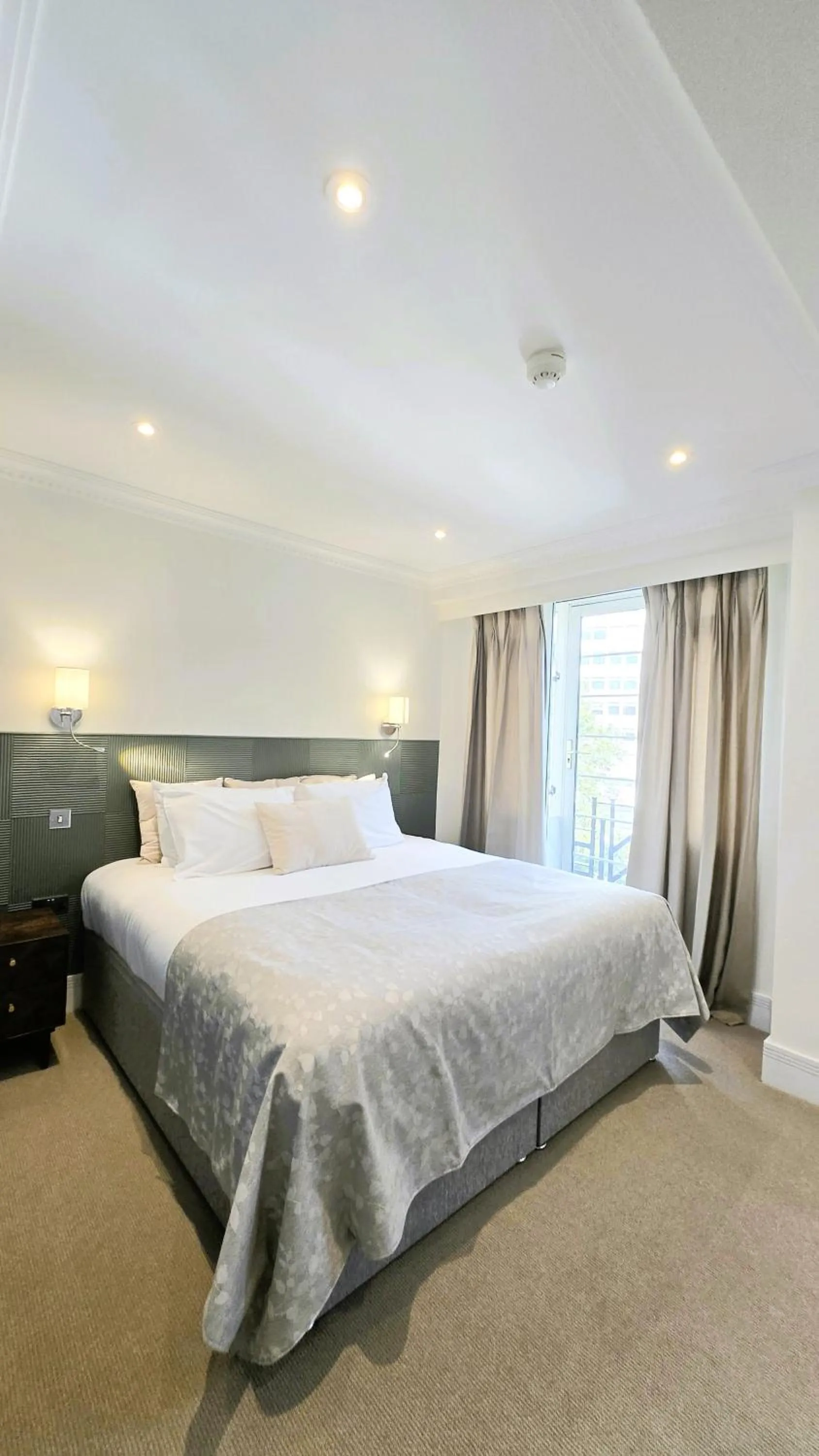 Bed in Fountain House Apartments - London