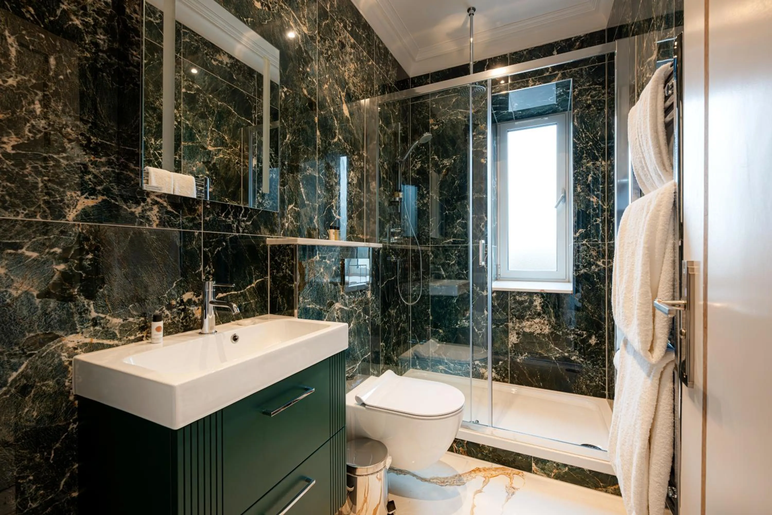 Shower in Fountain House Apartments - London