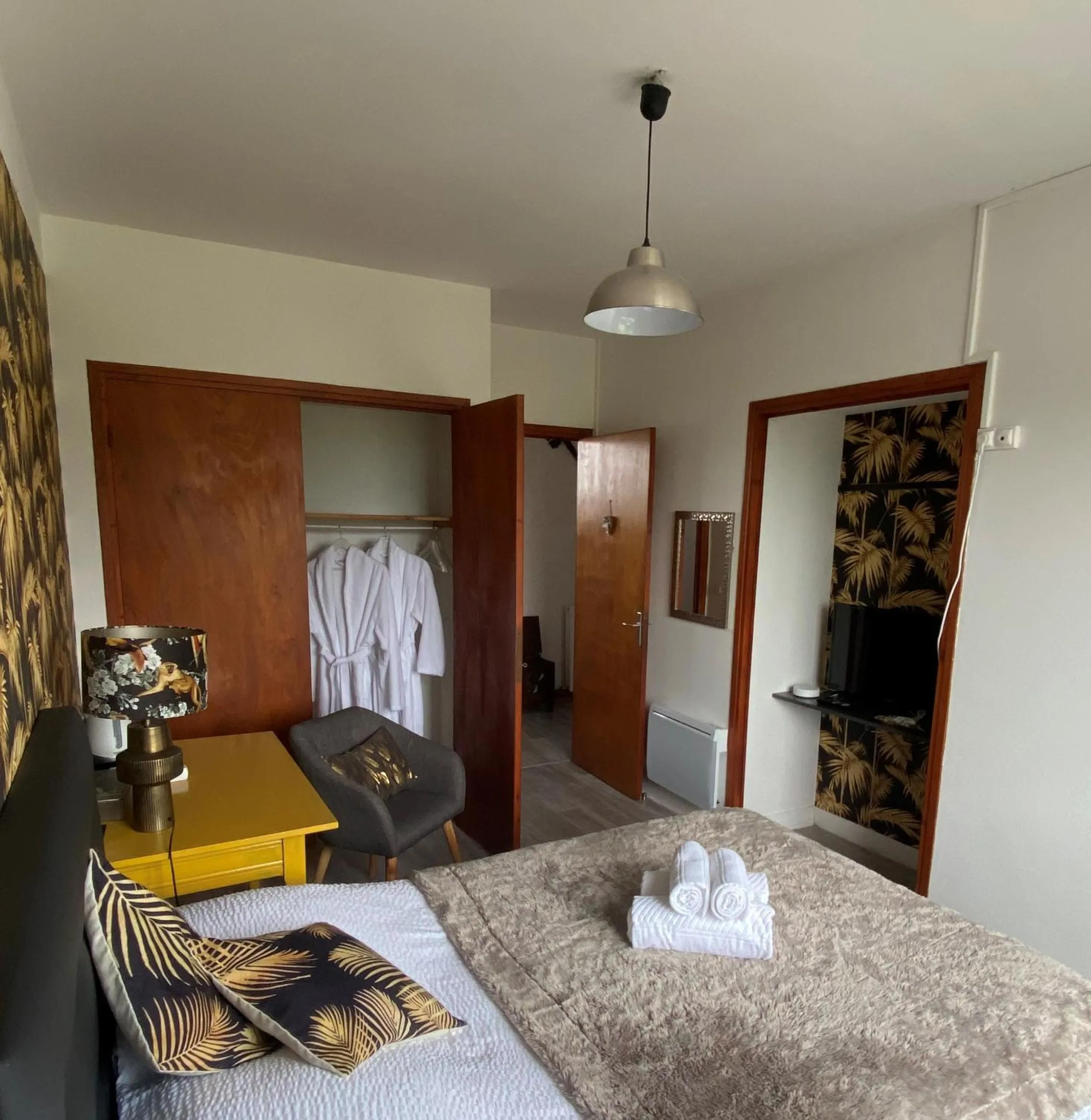 TV and multimedia, Bed in LA MAISON DE BARLEST - LOURDES