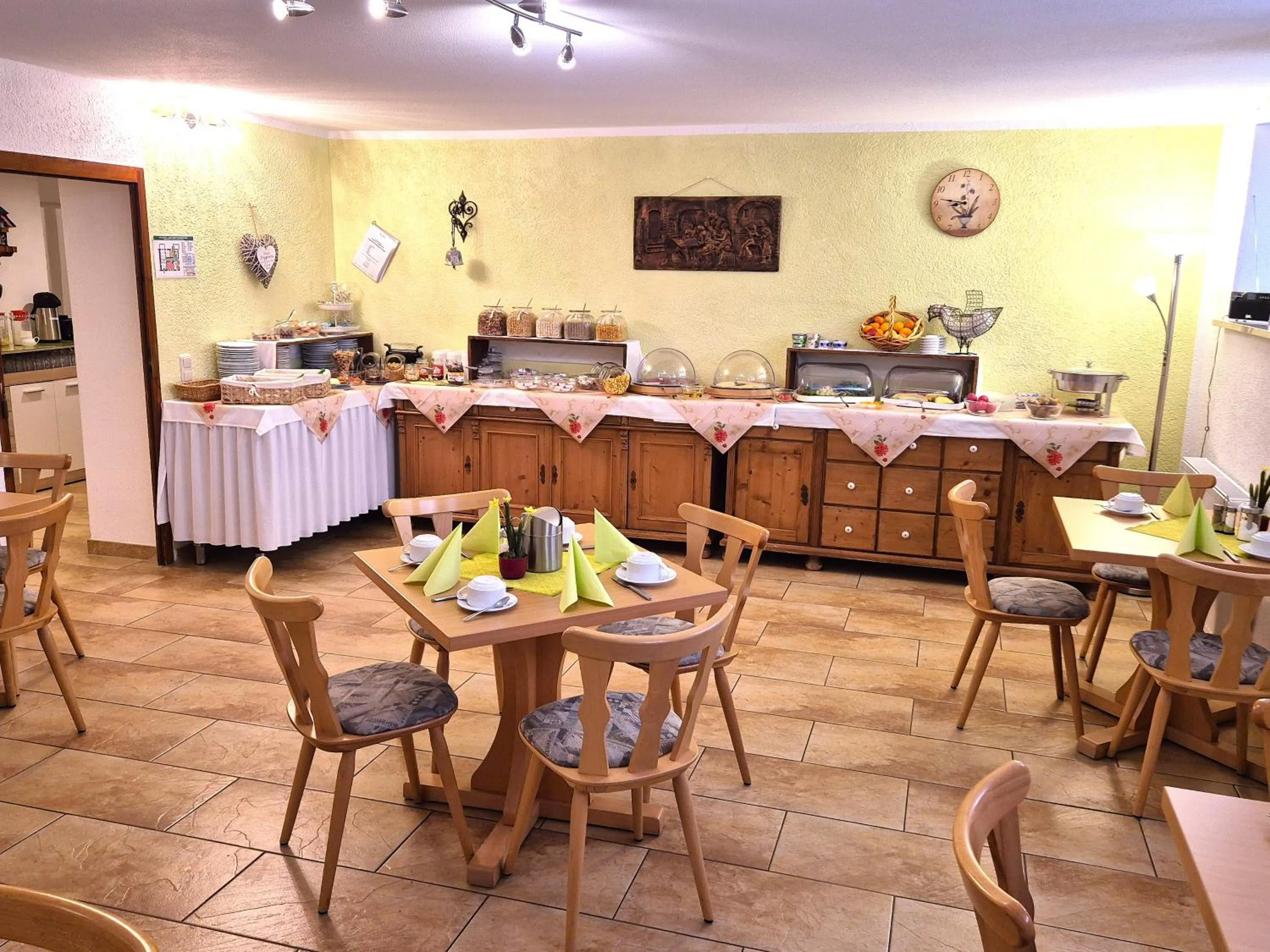 Restaurant/places to eat in Hotel Meridian