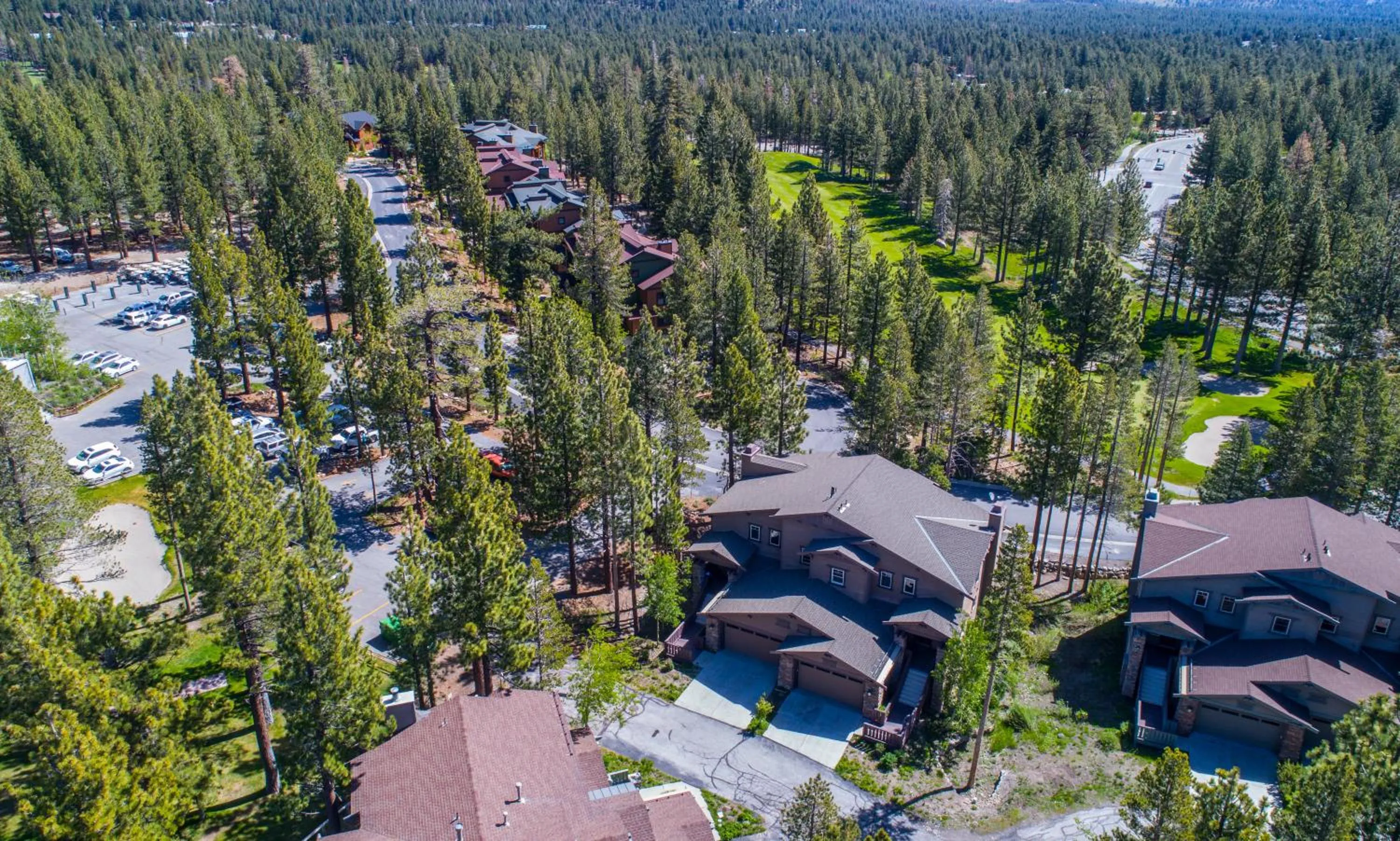 Neighbourhood in Mammoth Golf Properties By 101 Great Escapes