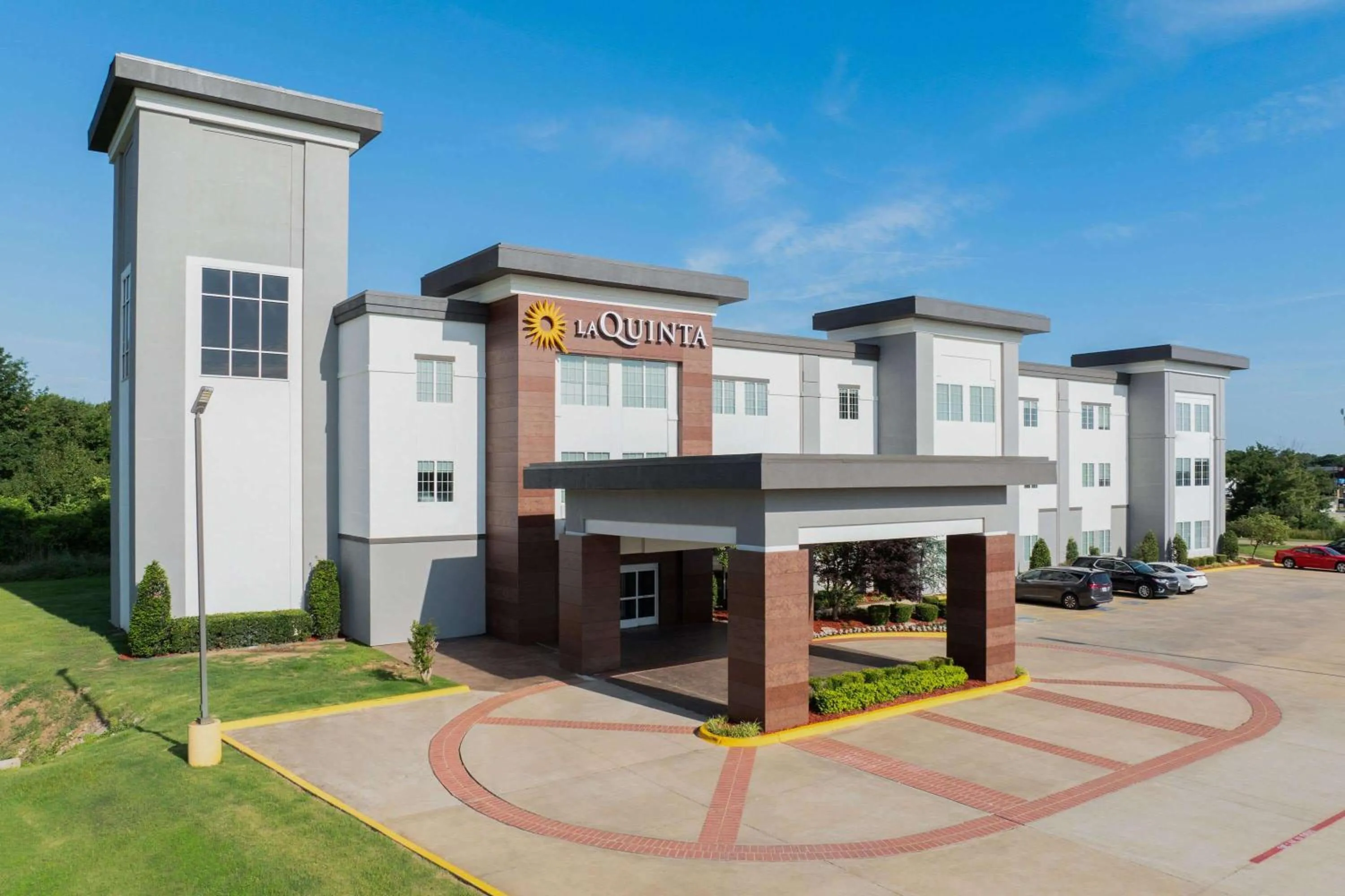 Property building in La Quinta by Wyndham Muskogee