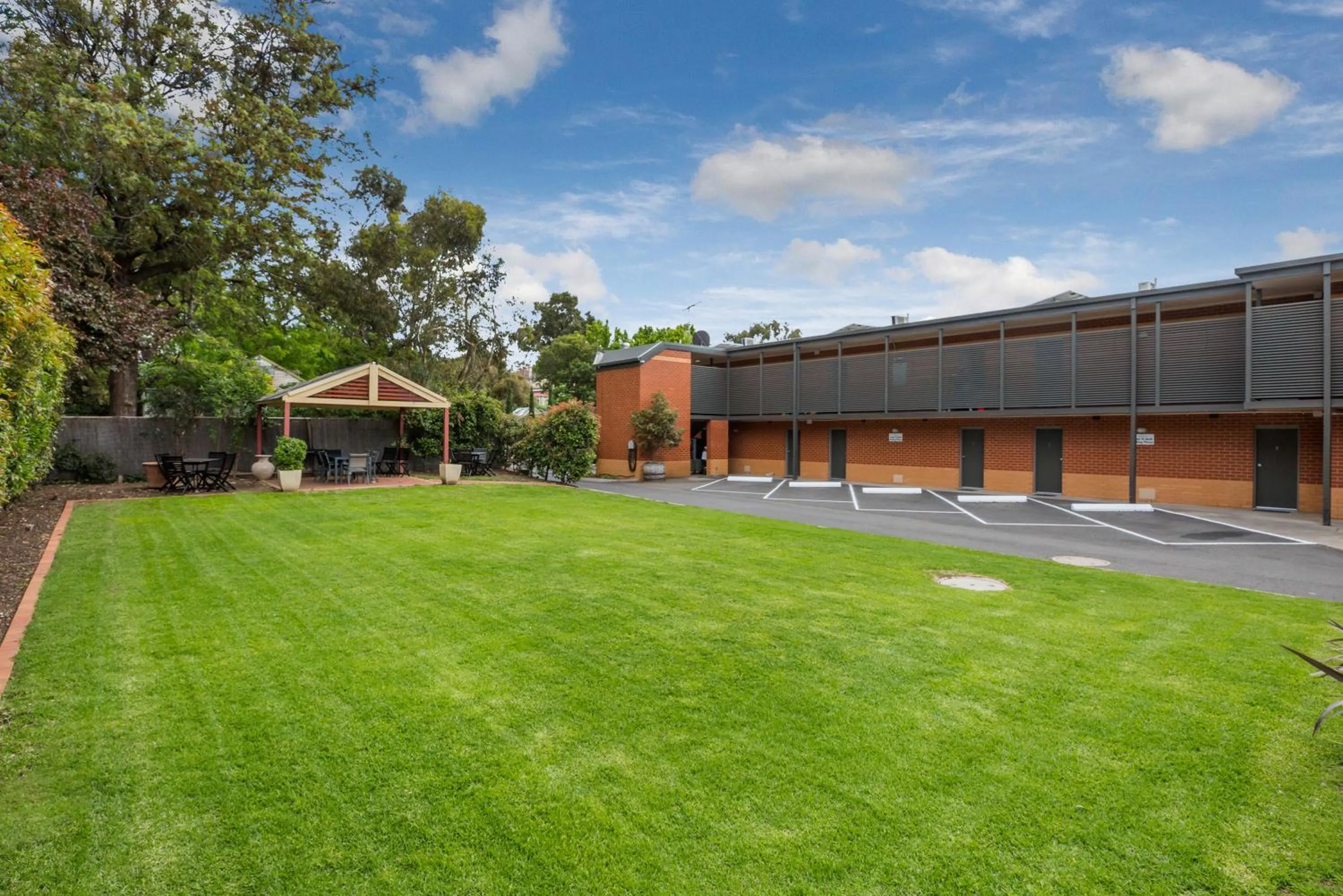 Property building in National Hotel Complex Bendigo