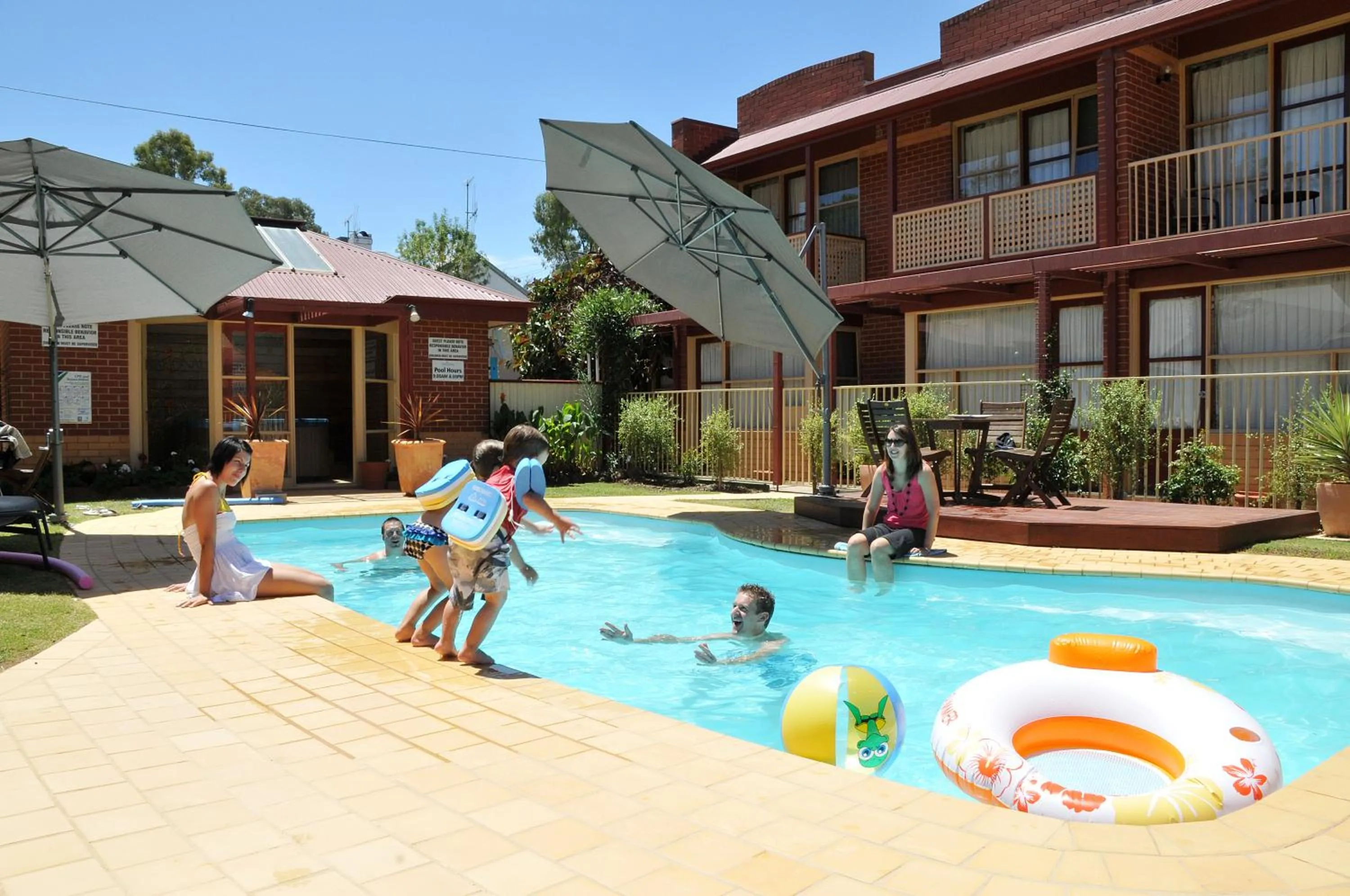 Swimming pool in National Hotel Complex Bendigo
