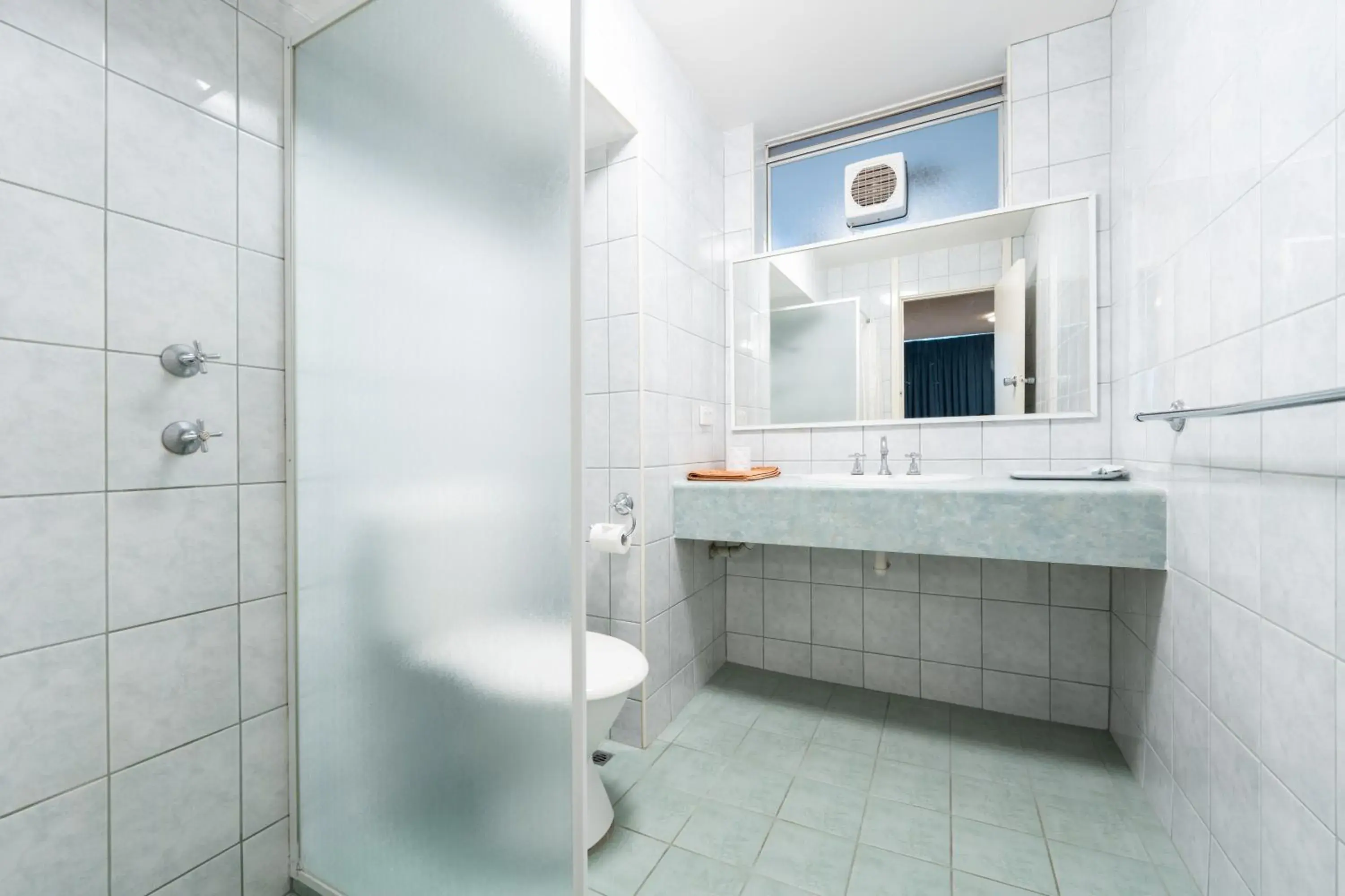 Shower, Bathroom in Econo Lodge Rivervale
