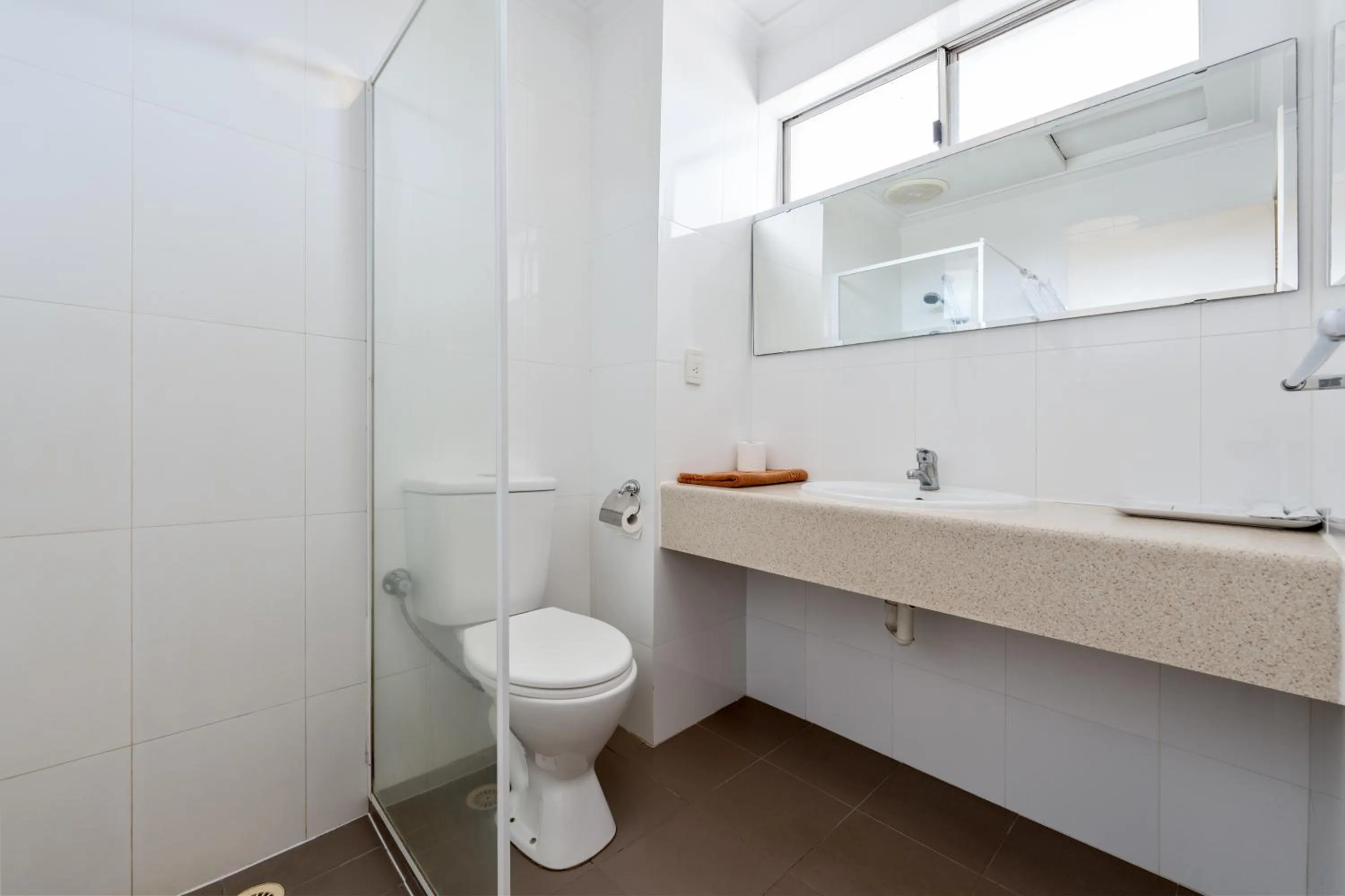 Shower in Econo Lodge Rivervale