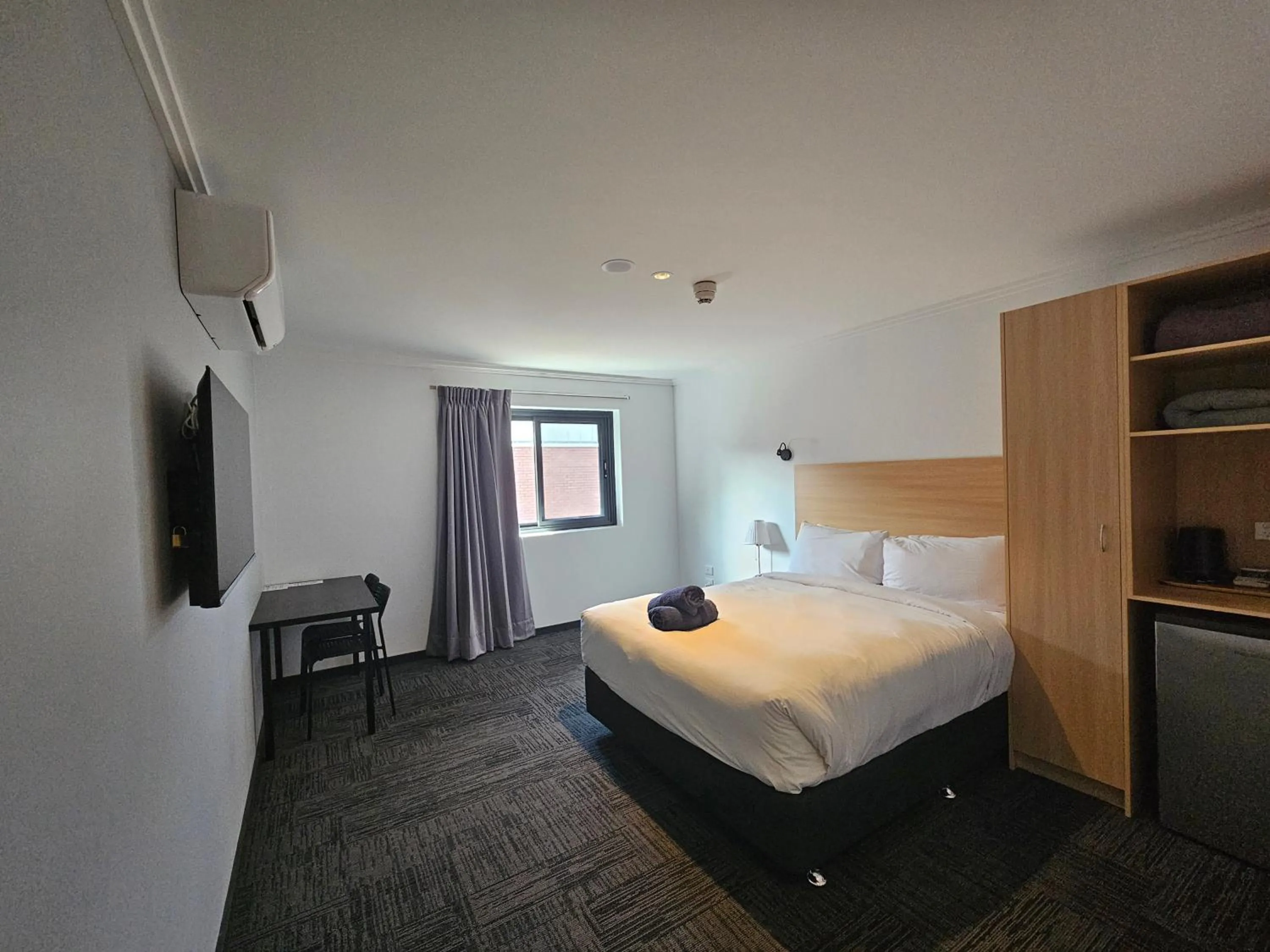 Photo of the whole room, Bed in Econo Lodge Rivervale