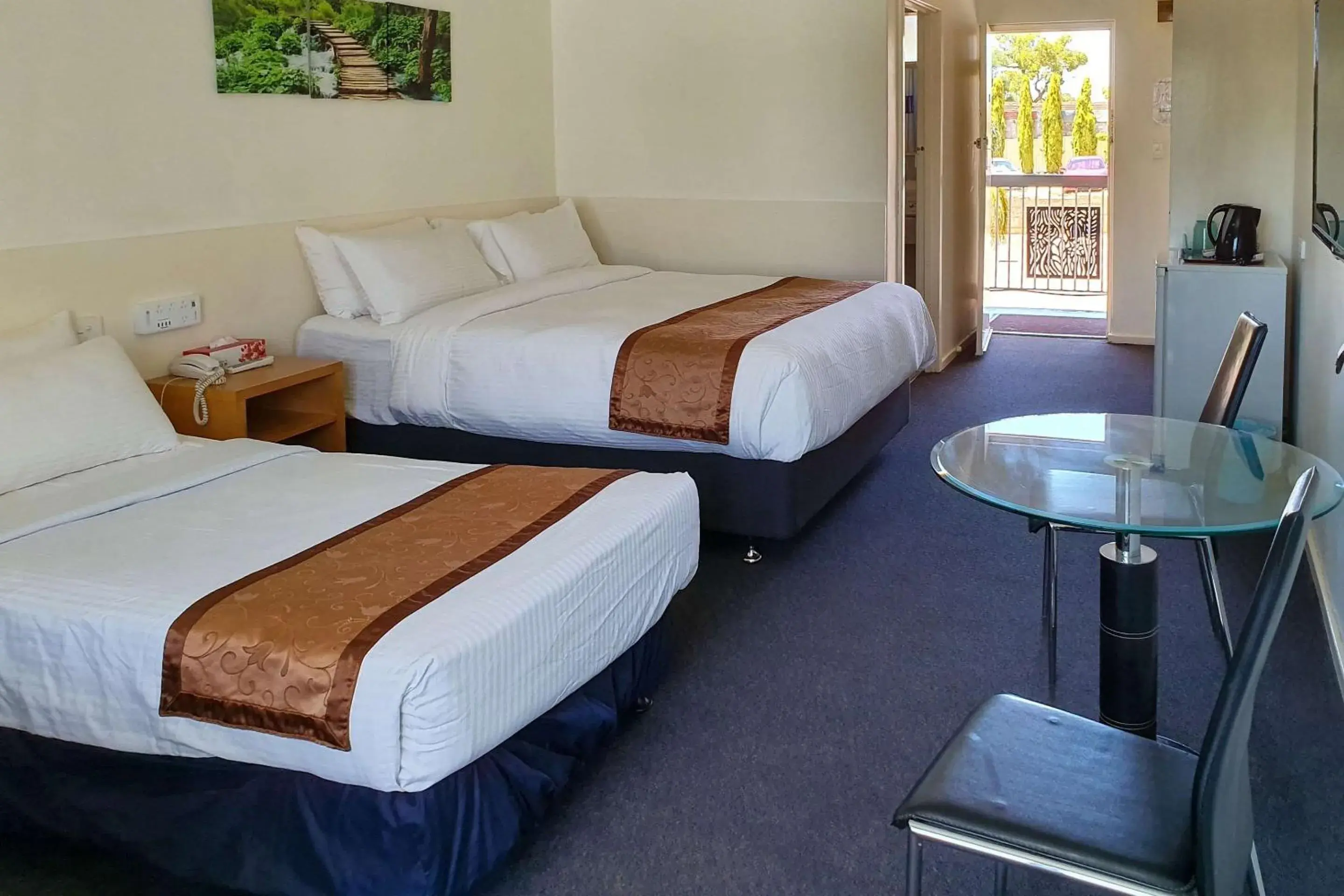Bedroom, Bed in Econo Lodge Rivervale
