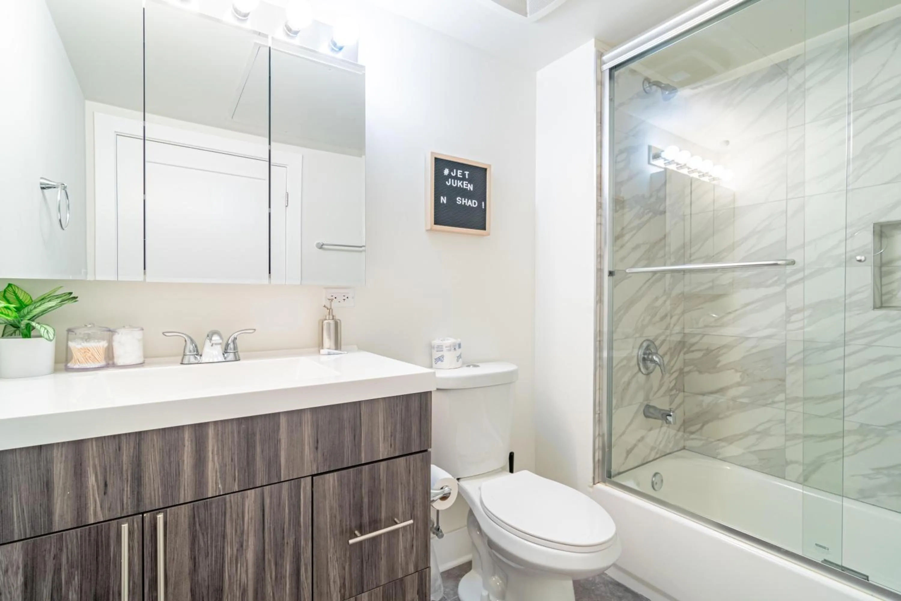 Bright 2BR Luxury Corner Suite with Optional Parking Sleeps 6 guests Near McCormick Place and Soldier Field