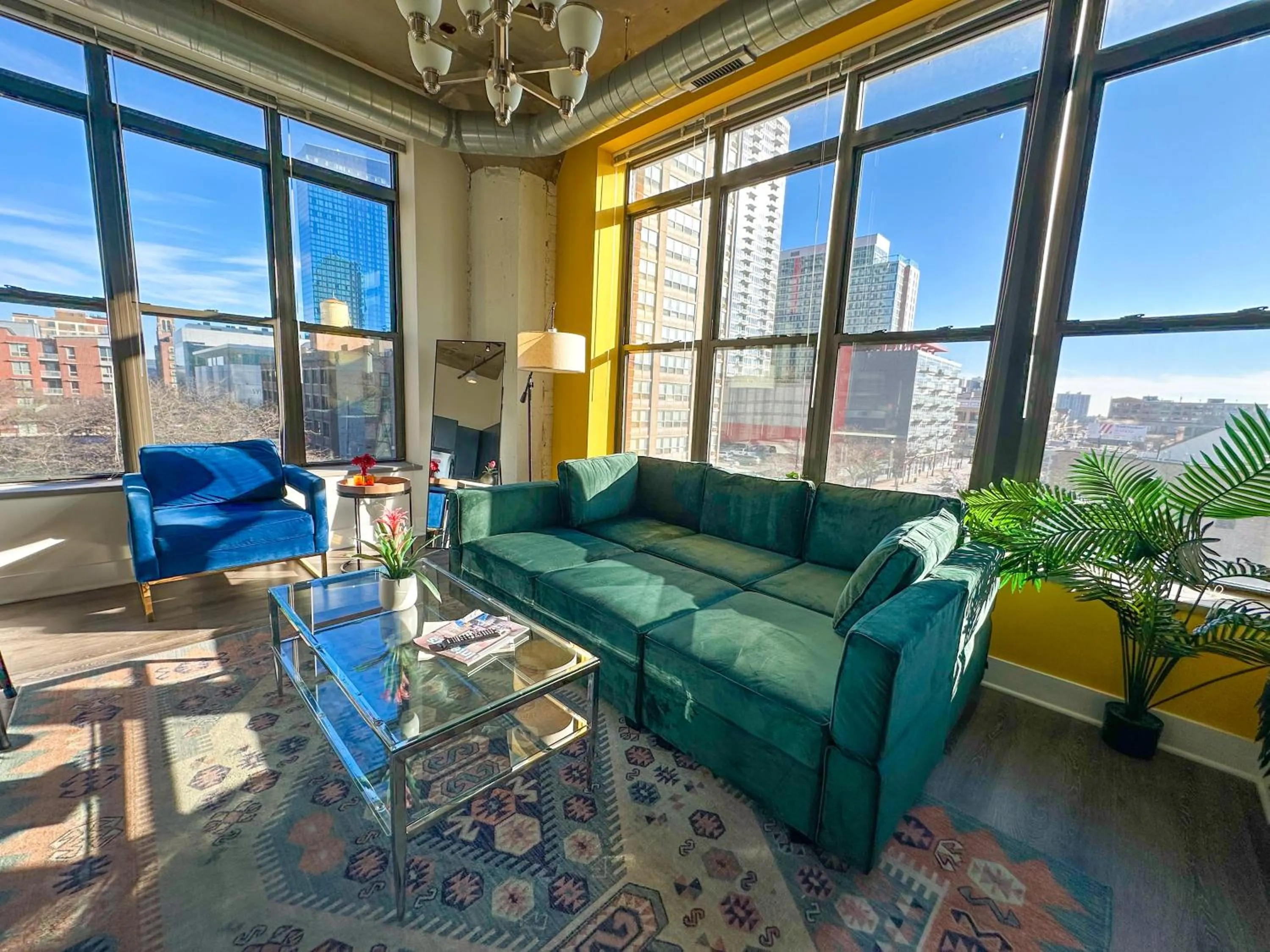 Bright 2BR Luxury Corner Suite with Optional Parking Sleeps 6 guests Near McCormick Place and Soldier Field