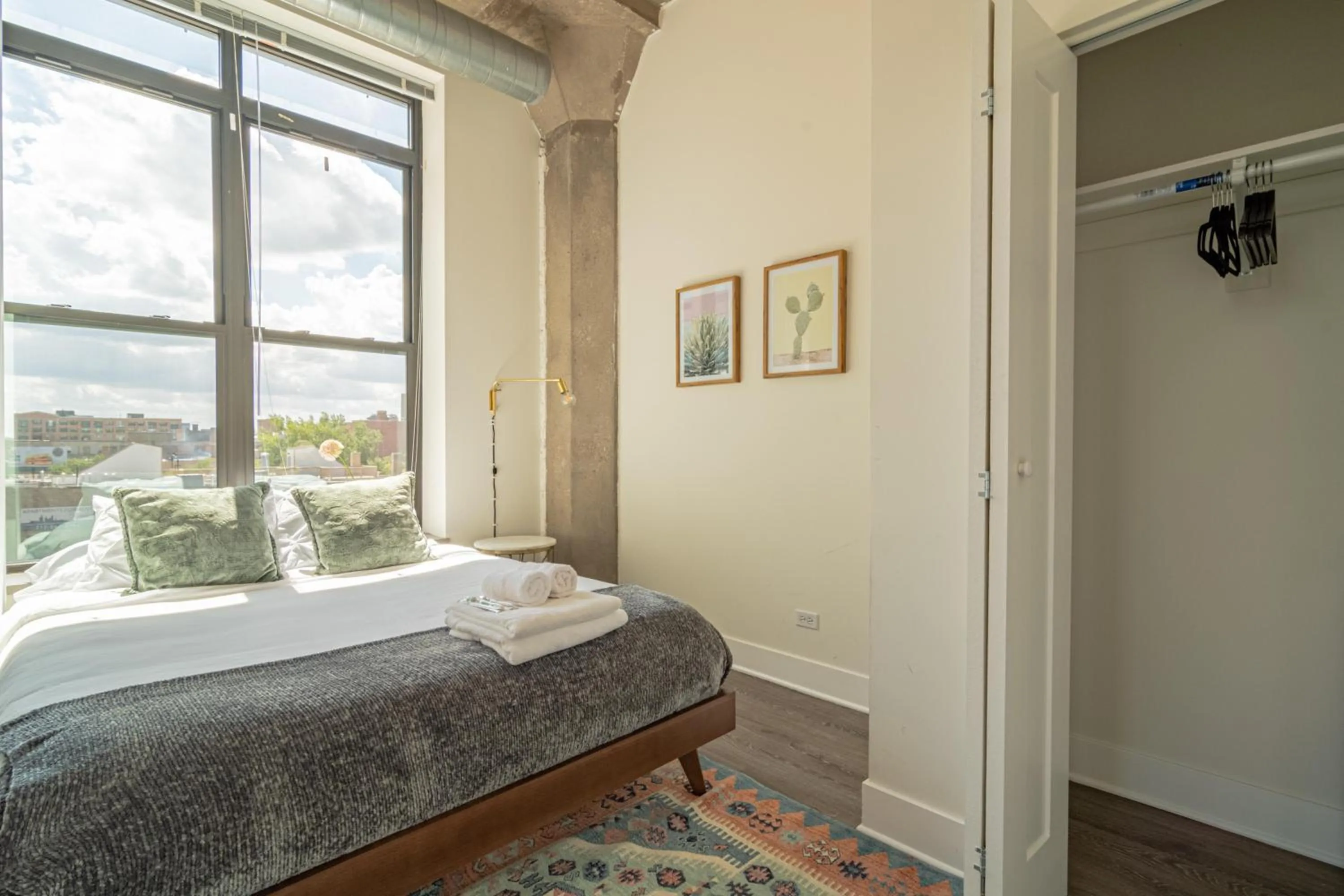 Bed in Bright 2BR Luxury Corner Suite with Optional Parking Sleeps 6 guests Near McCormick Place and Soldier Field