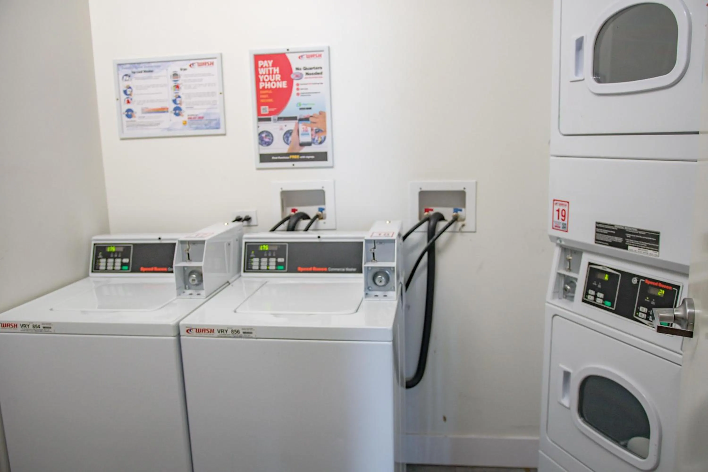 Bright 2BR Luxury Corner Suite with Optional Parking Sleeps 6 guests Near McCormick Place and Soldier Field