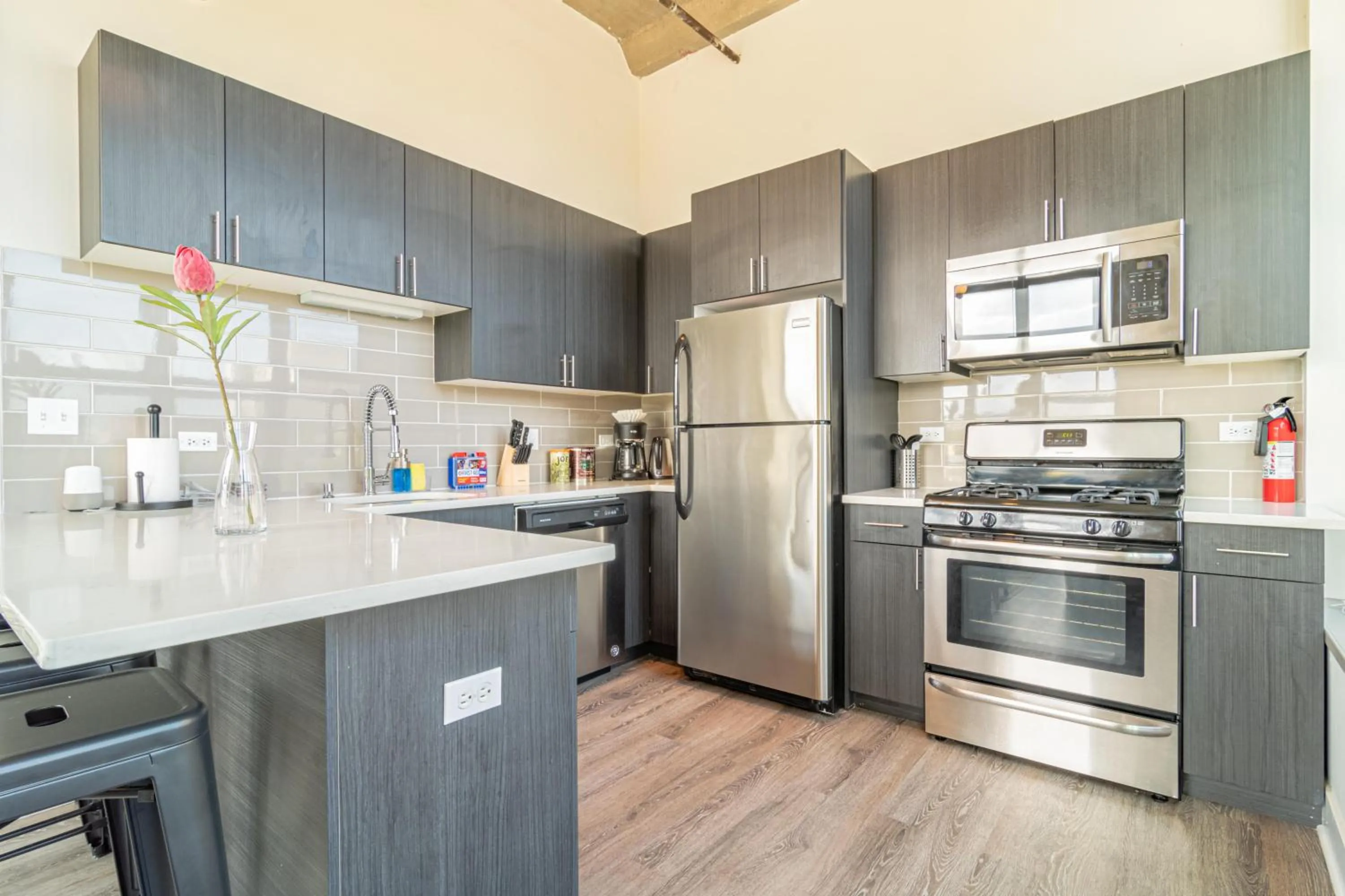 Bright 2BR Luxury Corner Suite with Optional Parking Sleeps 6 guests Near McCormick Place and Soldier Field