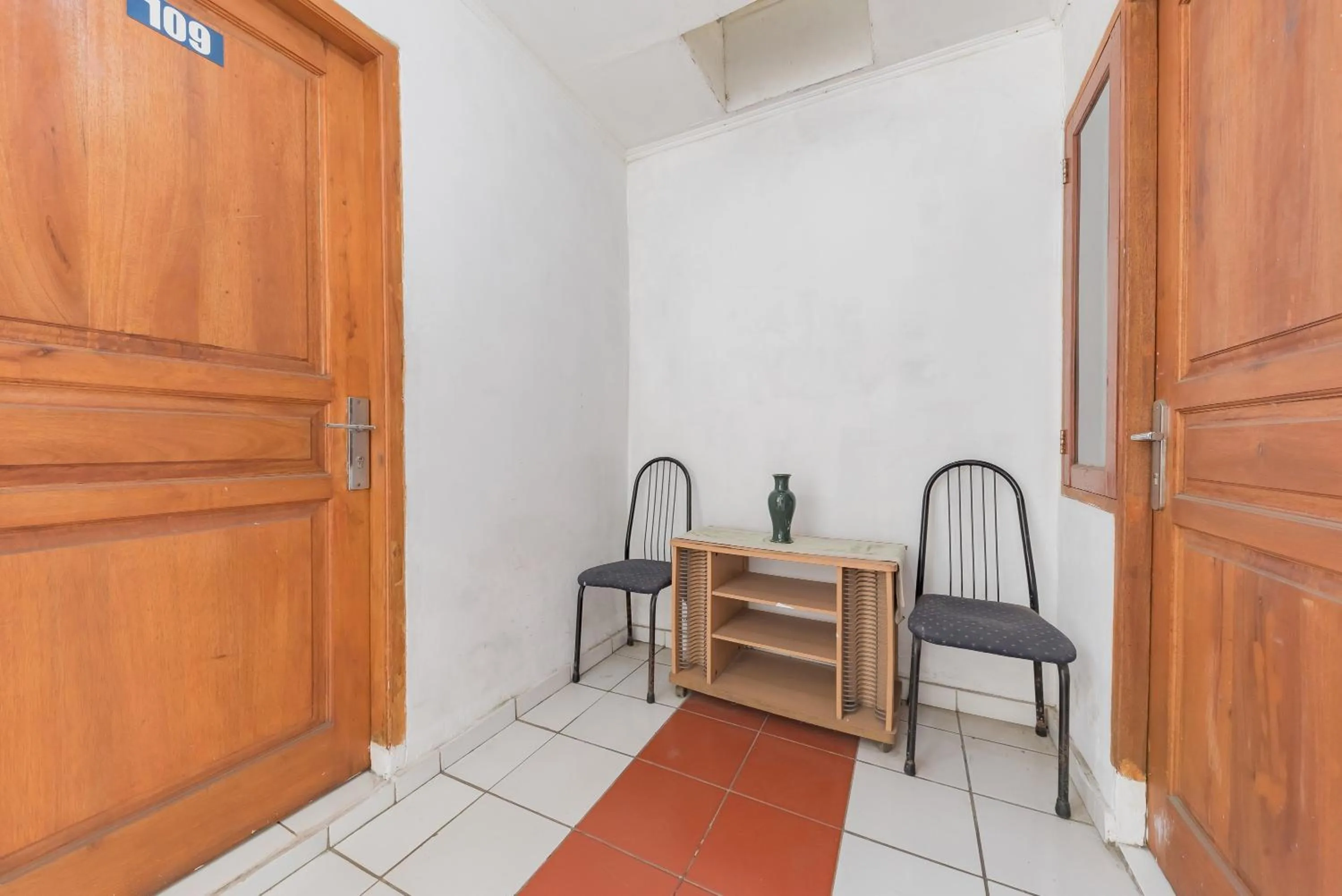 Seating area in RedDoorz Syariah @ Jl Raya Sukabumi