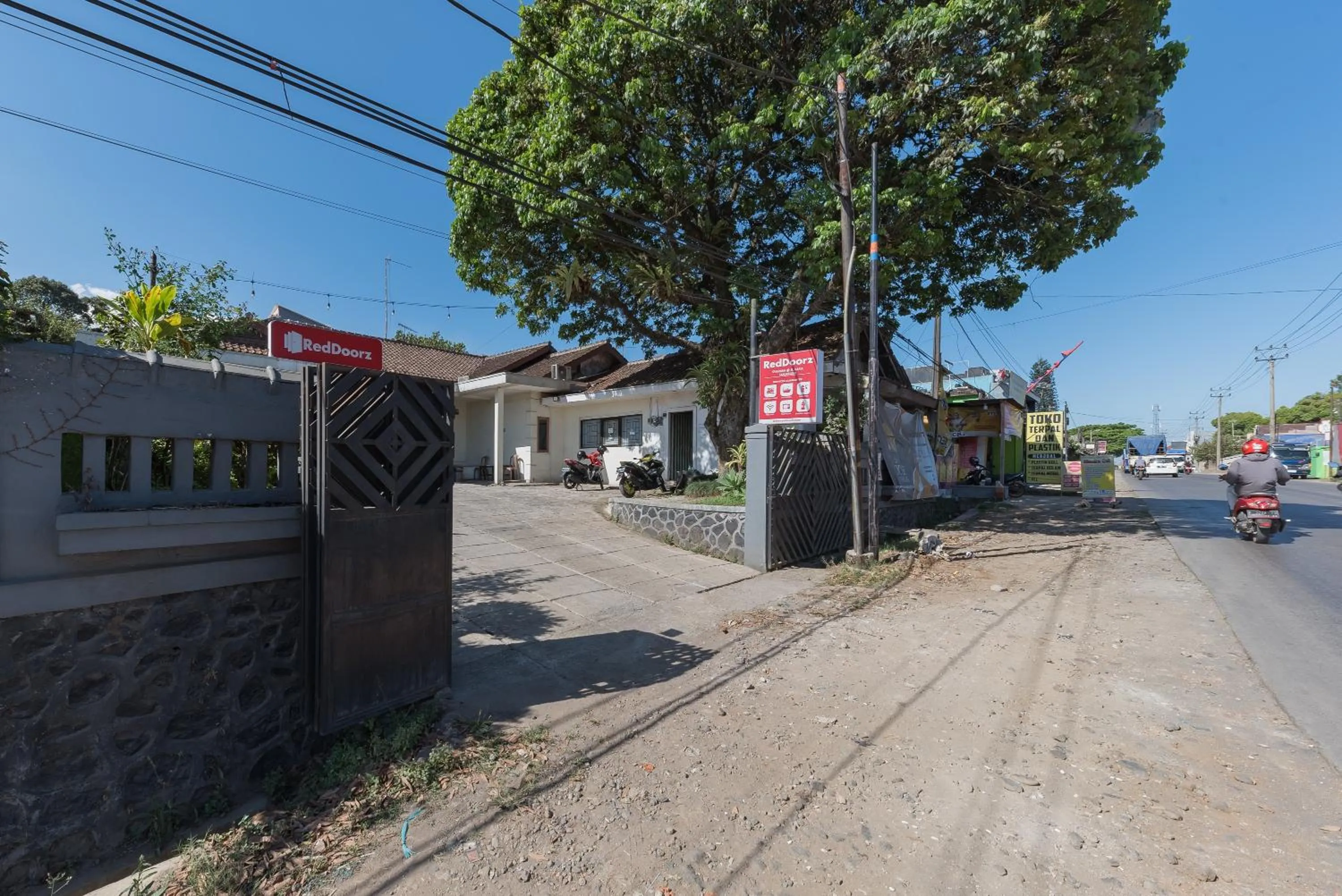 Property building in RedDoorz Syariah @ Jl Raya Sukabumi