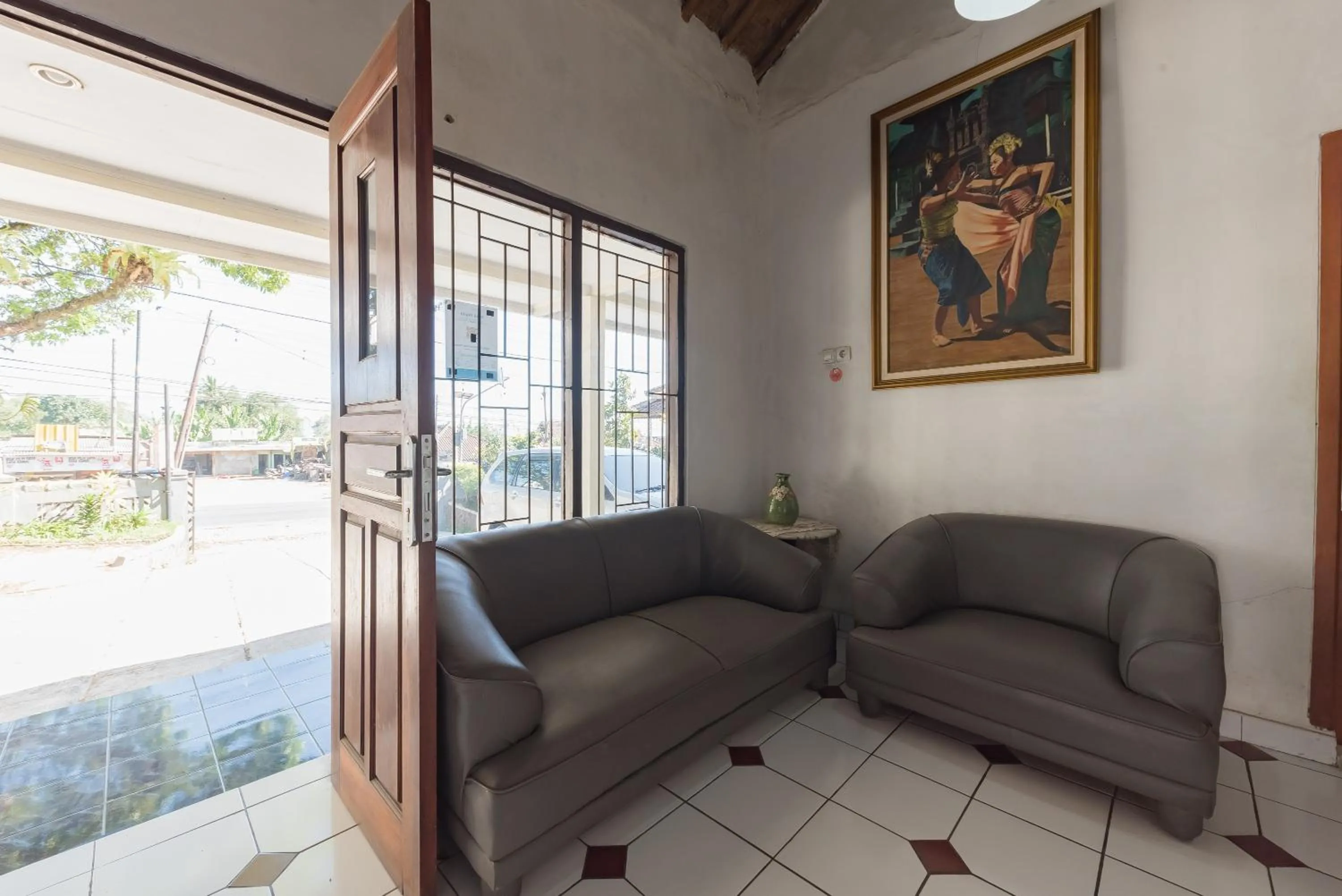 Seating area in RedDoorz Syariah @ Jl Raya Sukabumi