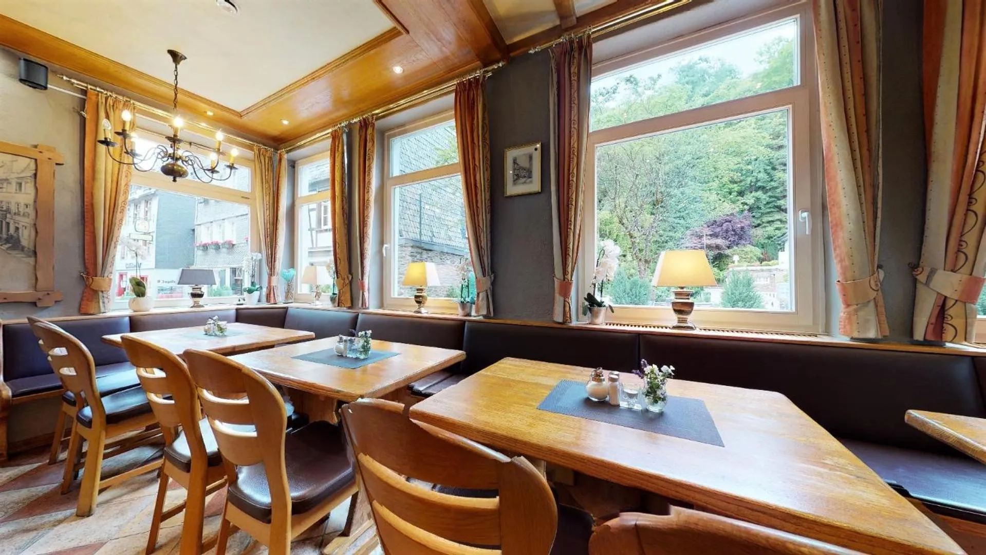 Restaurant/places to eat in Hotel Alt Montjoie